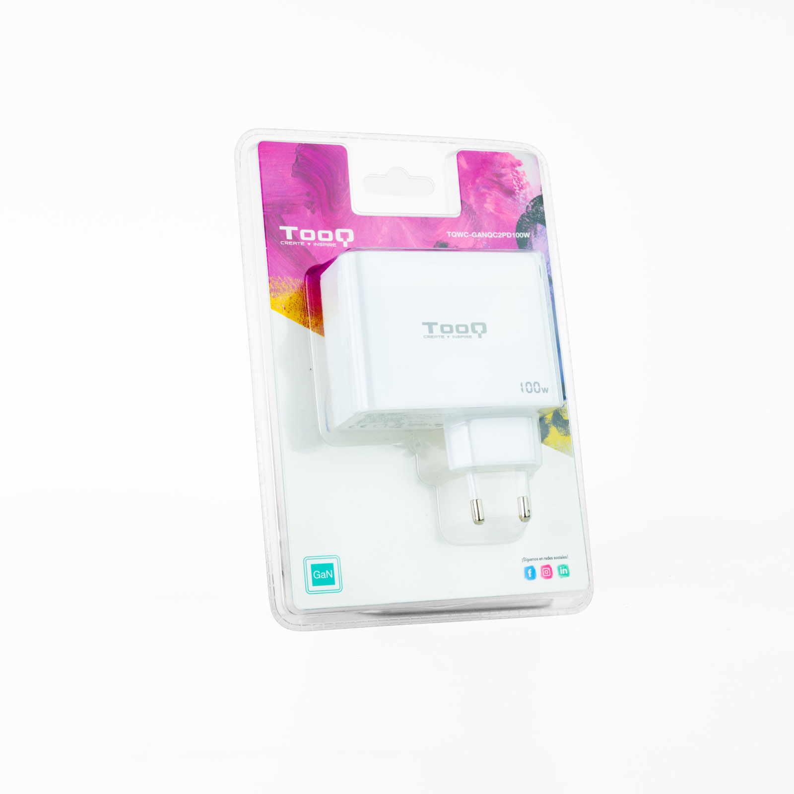 Un cargador Tooq blanco, 100W, en un paquete de plástico. Fondo rosa y amarillo. Se ven iconos de redes sociales.