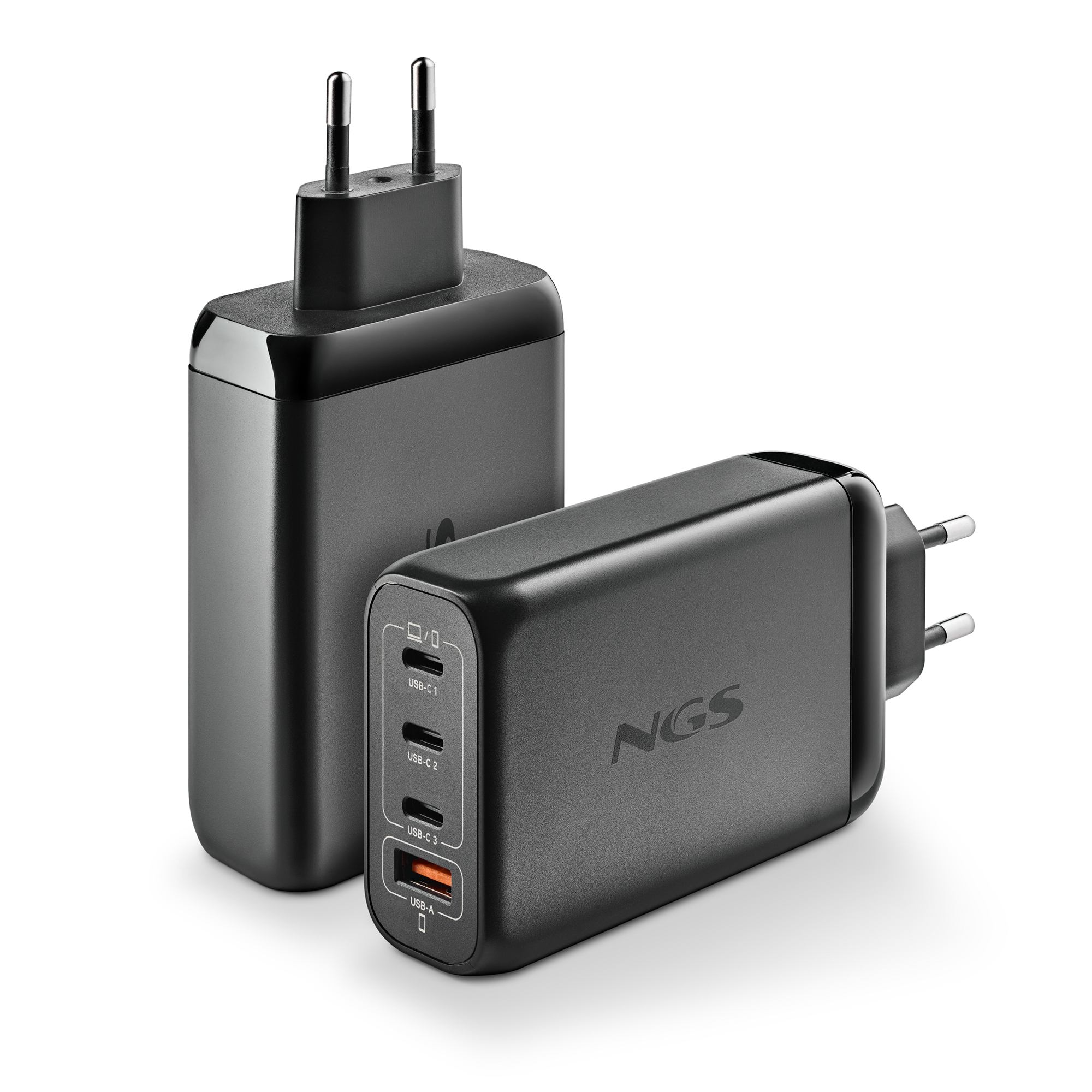 Dos cargadores USB NGS negros. Uno está vertical, el otro horizontal. Ambos tienen enchufes.