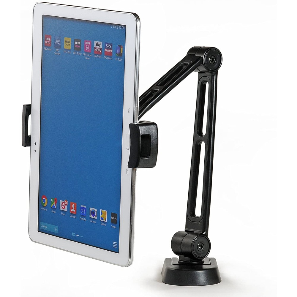 Ein Tablet ist auf einem schwarzen, verstellbaren Armständer montiert. Das Tablet zeigt einen blauen Bildschirm mit App-Symbolen. Weißer Hintergrund.