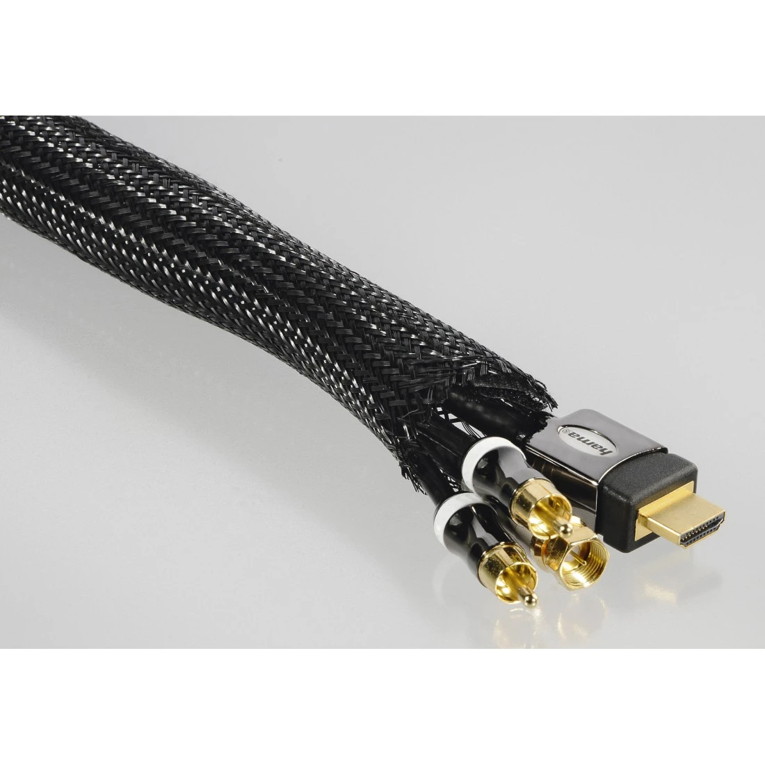 Czarny pleciony kabel z złączami HDMI i RCA. Marka Hama. Widoczne białe i złote złącza. Biała, odbijająca światło powierzchnia.