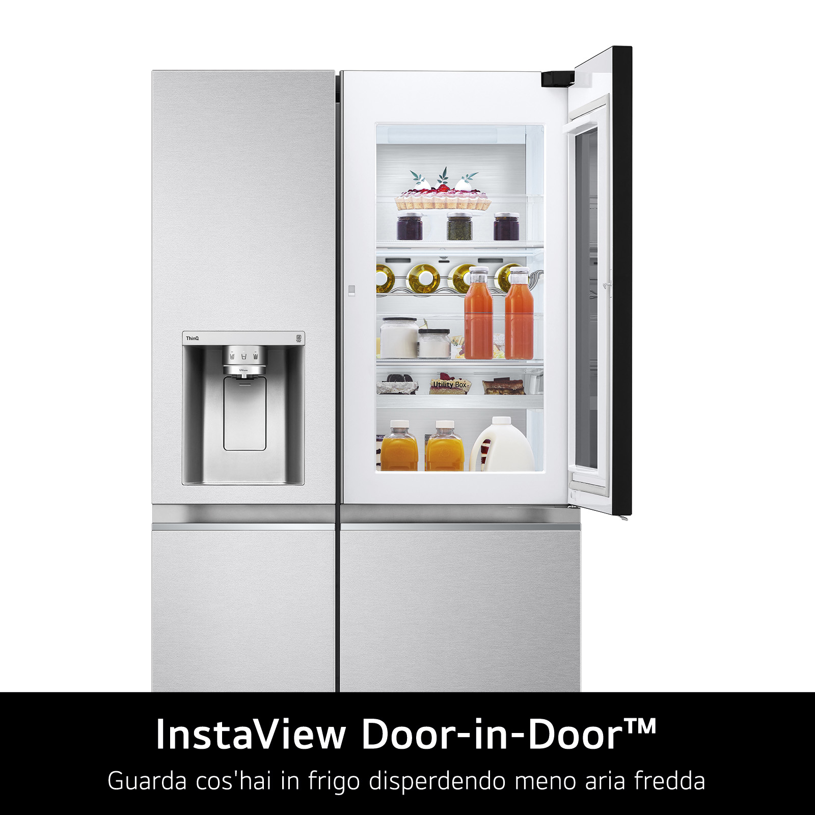 Nowoczesna lodówka ze stali nierdzewnej z otwartymi drzwiami, pokazująca jedzenie. Lodówka ma dozownik wody.