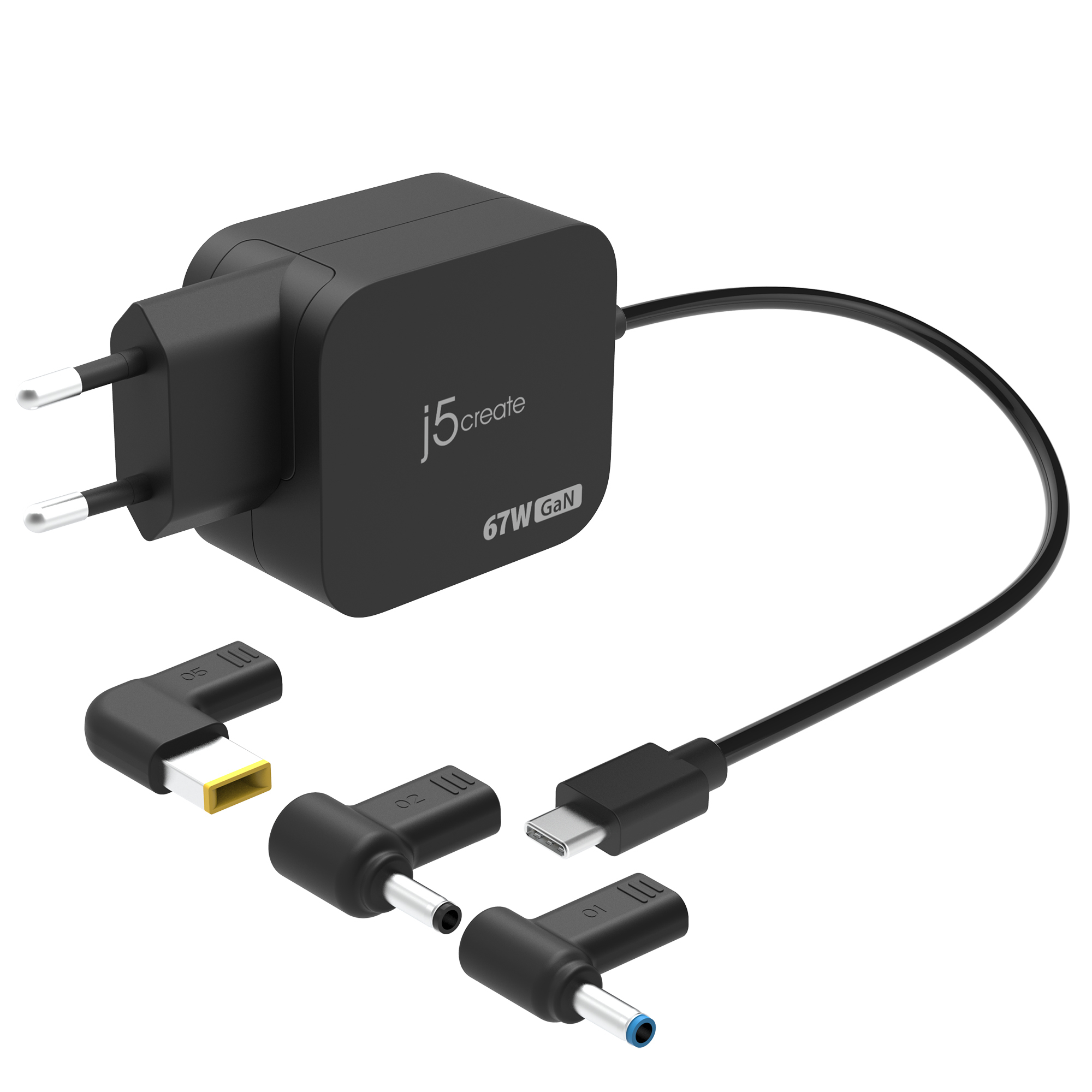 Un cargador j5create 67W GaN negro con enchufe, cable y tres cabezales adaptadores.