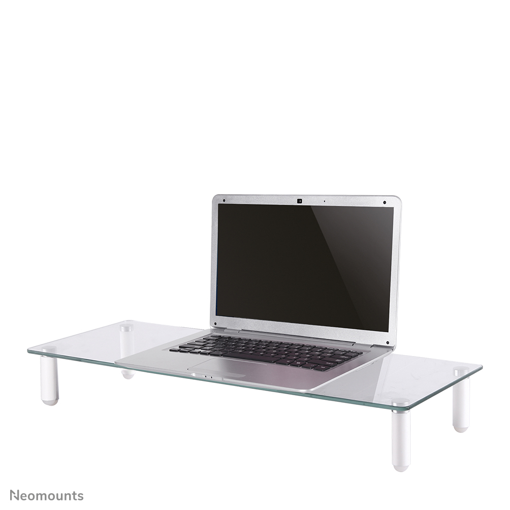 Ein Laptop steht auf einem transparenten Glasständer mit weißen Beinen. Der Bildschirm ist schwarz. Der Hintergrund ist weiß.