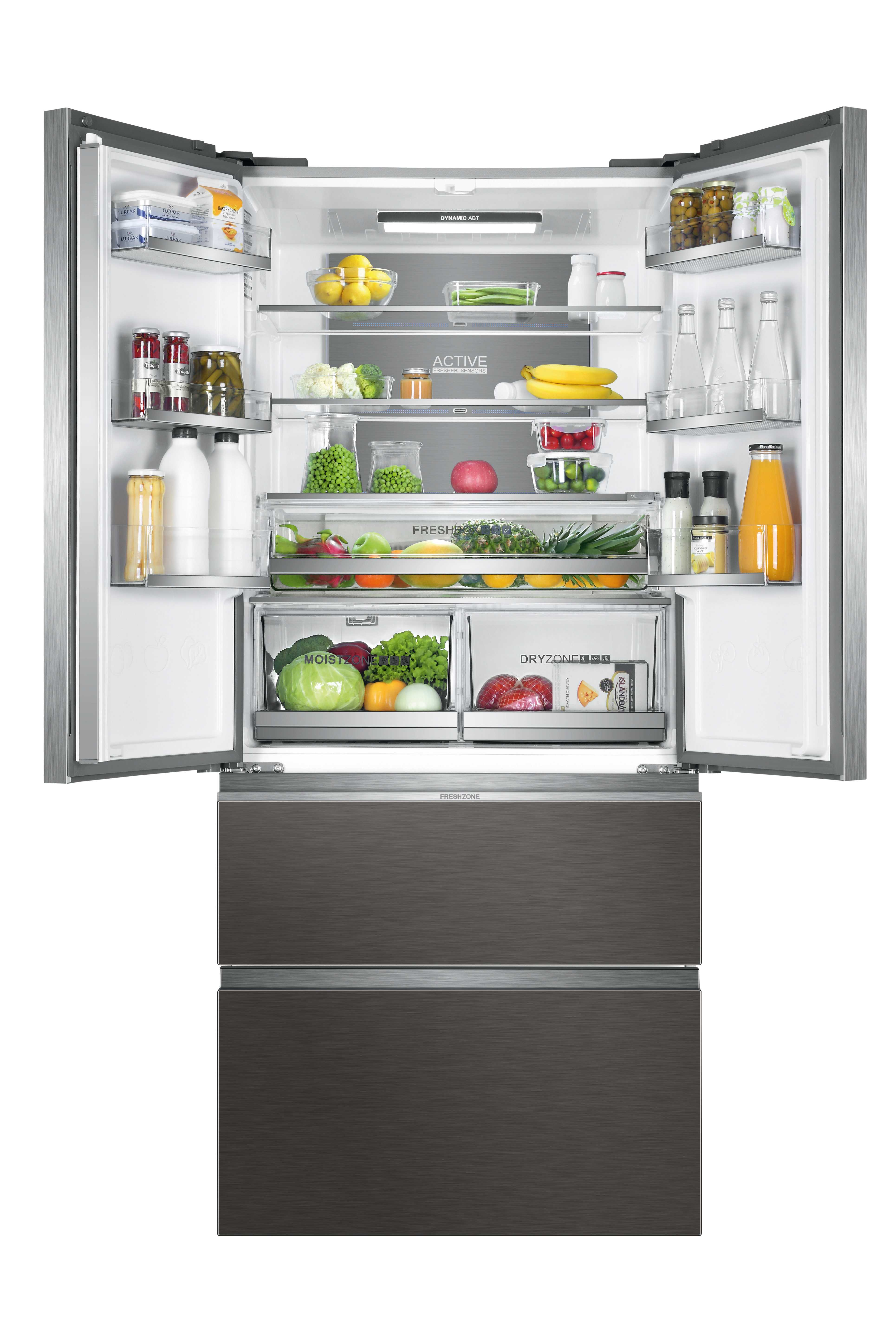 Refrigerador abierto lleno de comida: frutas, verduras, lácteos y artículos embotellados.