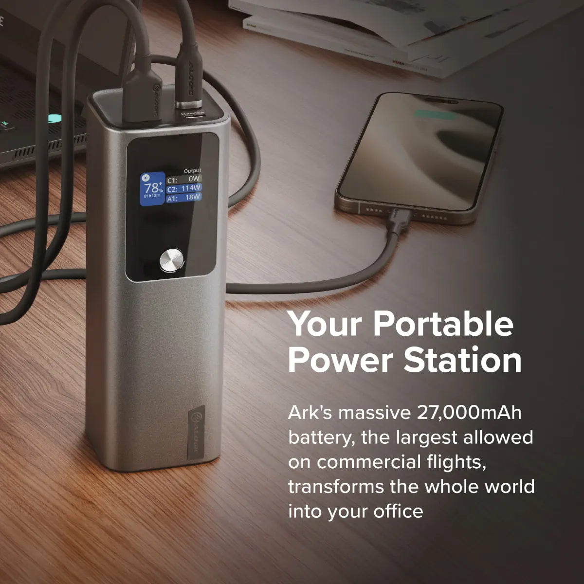 Una power station argentata carica un telefono tramite un cavo. Lo schermo mostra la percentuale della batteria. Testo: 'Your Portable Power Station'.