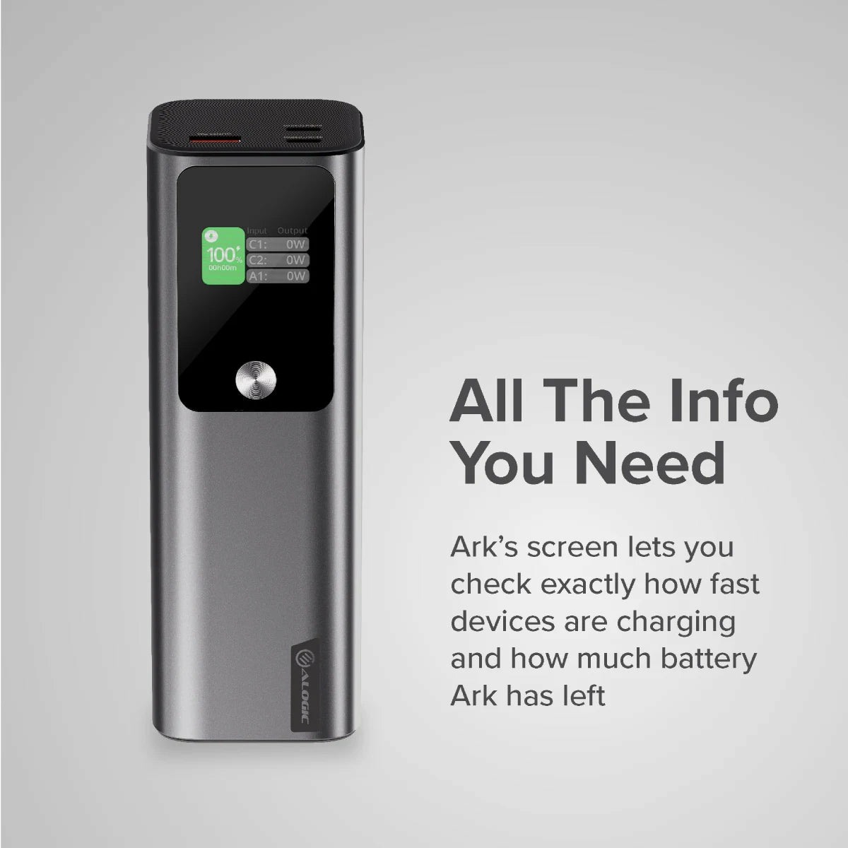 Un power bank grigio con schermo mostra le informazioni sulla batteria. Il testo recita 'All The Info You Need'. Mostra lo stato di carica.