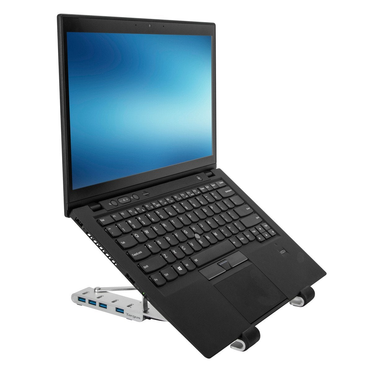 Ein schwarzer Laptop auf einem silbernen Ständer mit blauem Bildschirm. Die Tastatur ist sichtbar, und der Laptop ist angewinkelt. Das Targus-Logo ist sichtbar.