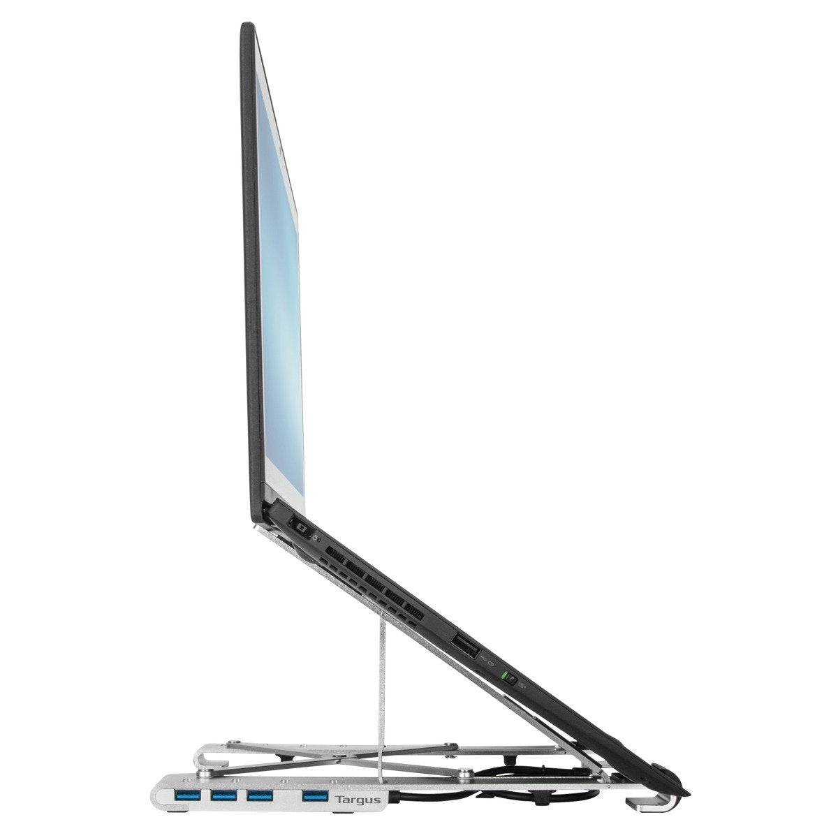Ein Laptop steht auf einem silbernen Ständer, von der Seite gesehen. Der Laptop-Bildschirm ist geöffnet, der Ständer hat ein Targus-Etikett und USB-Anschlüsse.