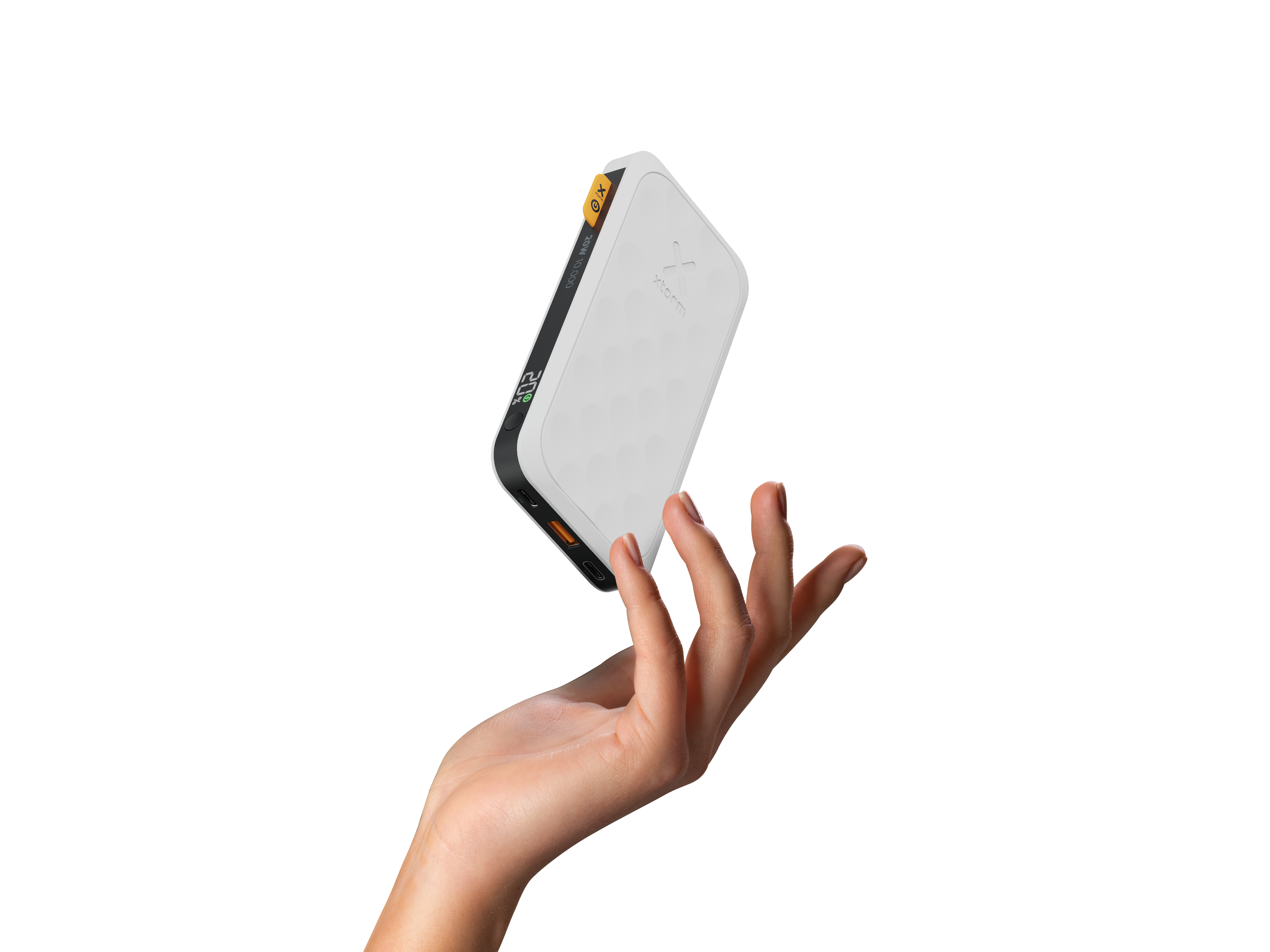Eine Hand hält eine weiß-schwarze Powerbank. Die Powerbank hat das Xtorm-Logo und Details an der Seite.