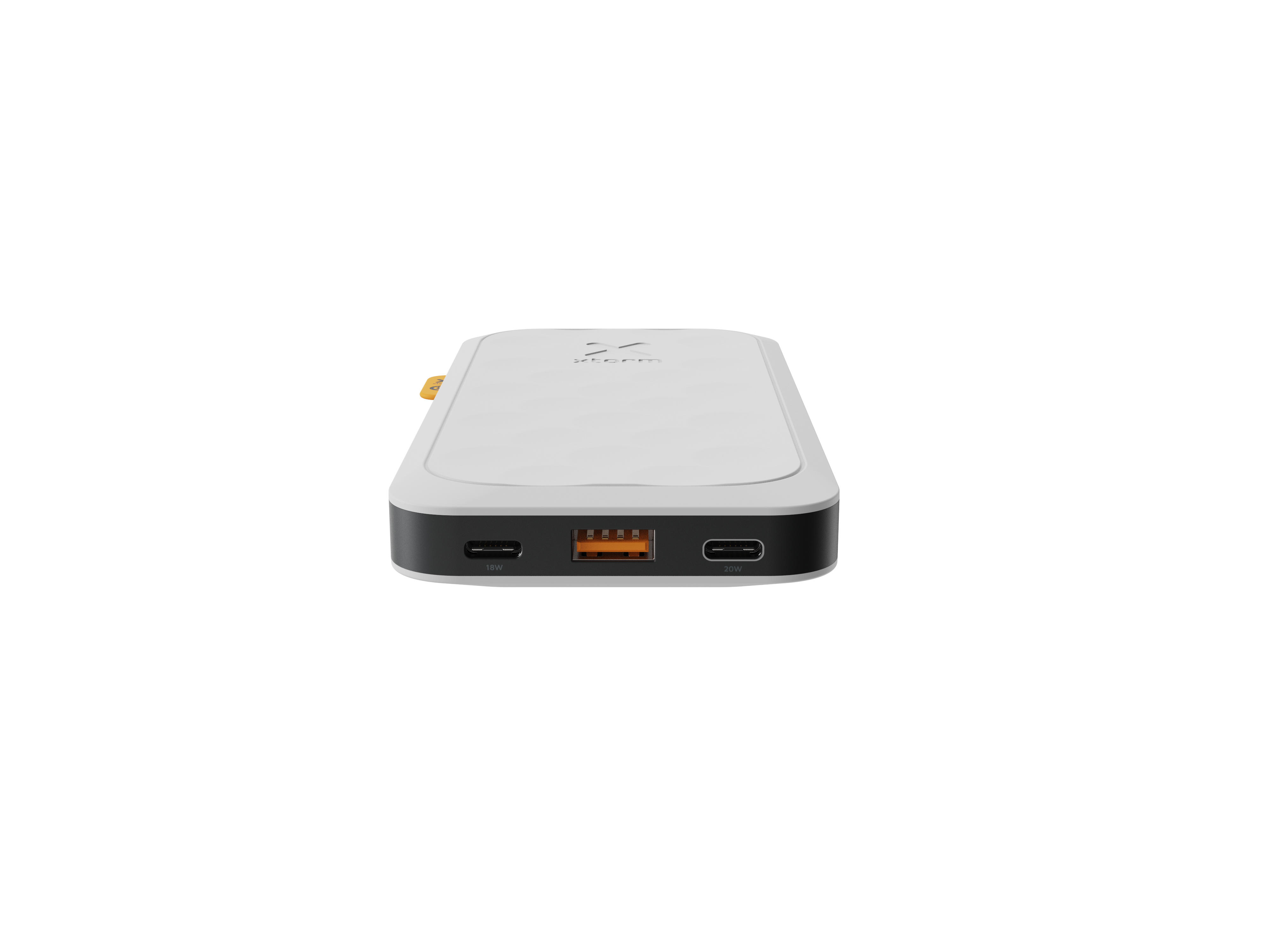Eine weiß-schwarze Powerbank mit orangefarbenen Anschlüssen und einem Logo. Der Hintergrund ist weiß.