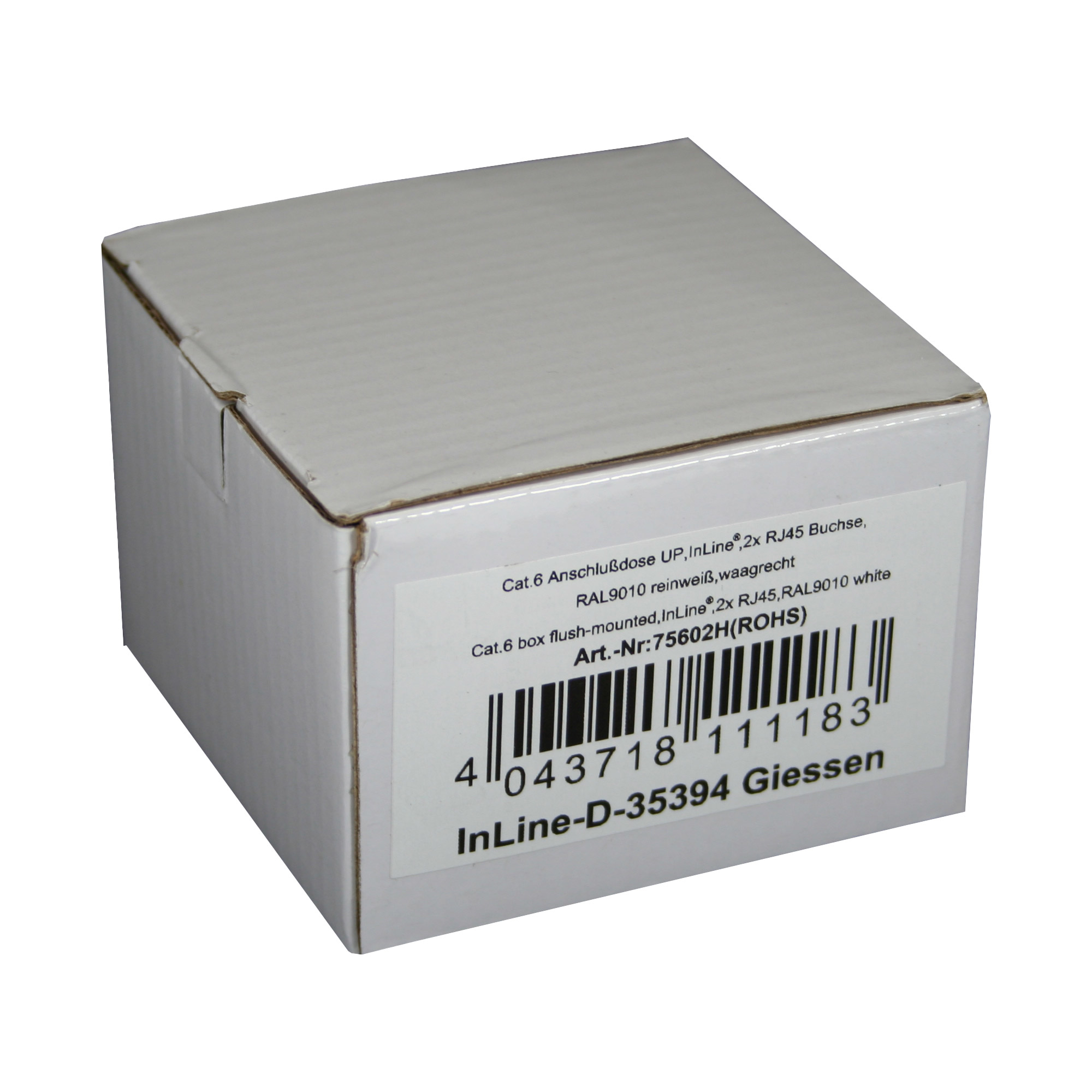 Ein weißer Karton mit einem Etikett, das Produktinformationen und einen Barcode zeigt. Die Box steht vor weißem Hintergrund.
