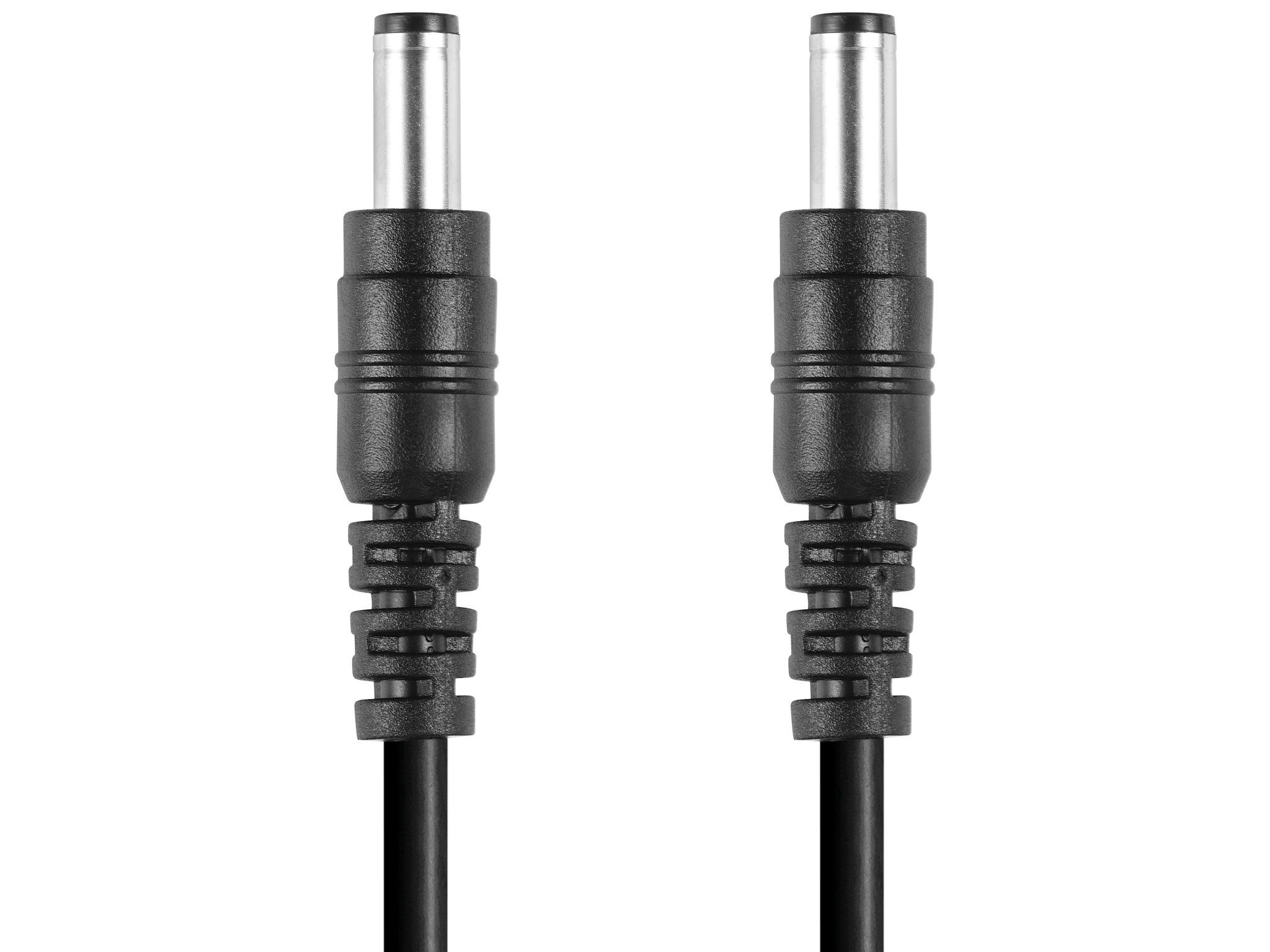Twee zwarte DC-voedingsconnectoren met zilveren uiteinden, naast elkaar op een witte achtergrond.