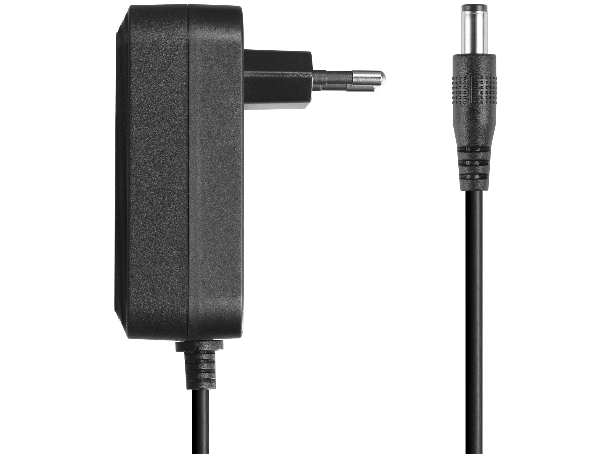 Een zwarte voedingsadapter met een stekker links en een DC-connector rechts, beide verbonden door een zwarte kabel.