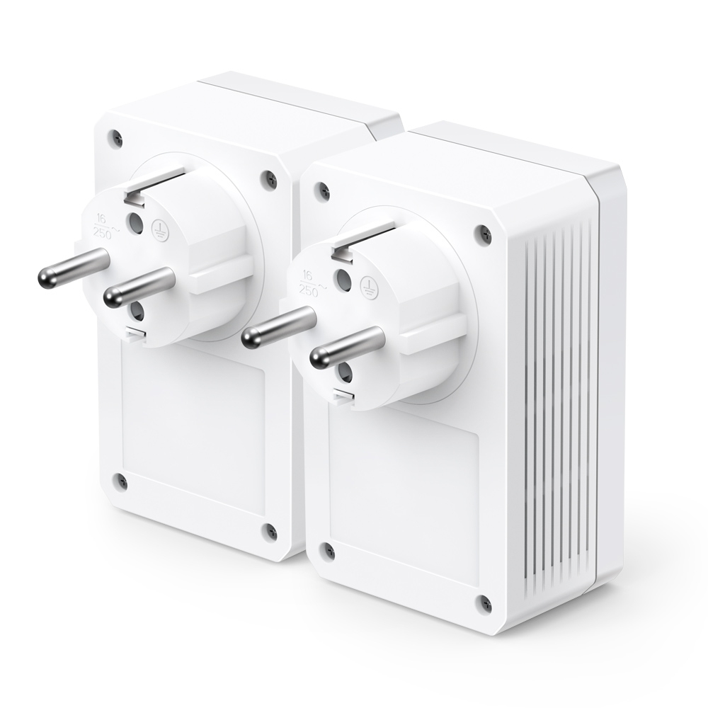 Twee witte slimme stekkers met Europese stekkers. Elk heeft drie pinnen en een rechthoekige behuizing met ventilatie.