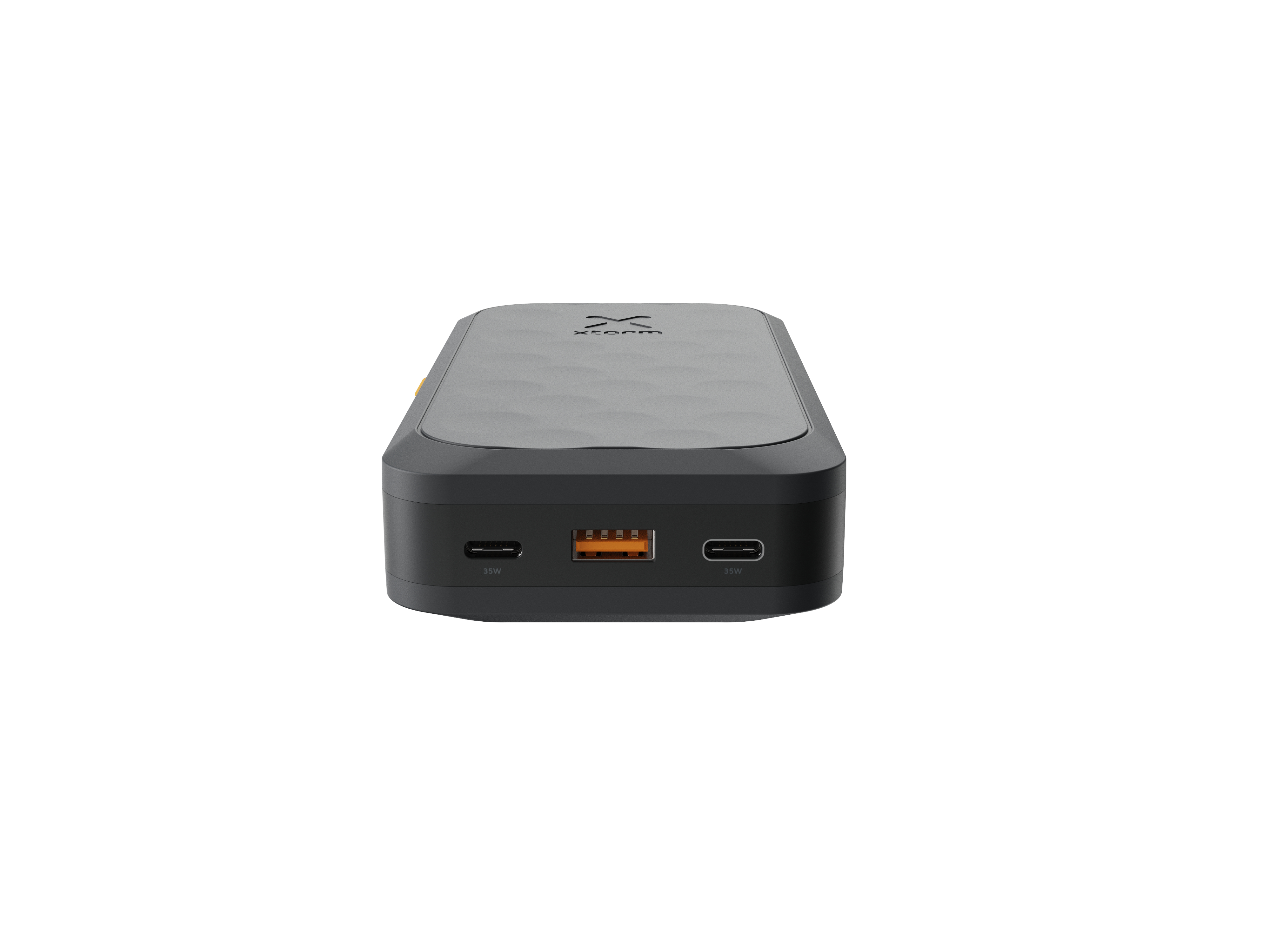 Une batterie externe rectangulaire, gris foncé avec un dessus à motifs. Elle a des ports USB et USB-C.
