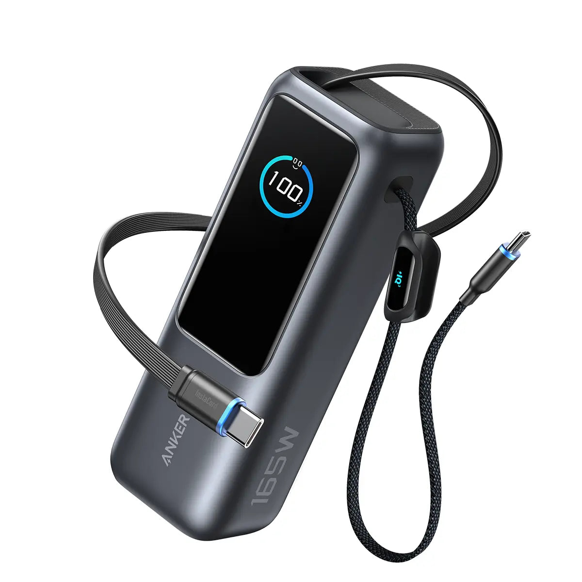 Un power bank Anker grigio scuro con schermo che mostra il 100%. Cavi collegati, uno con connettore USB-C.