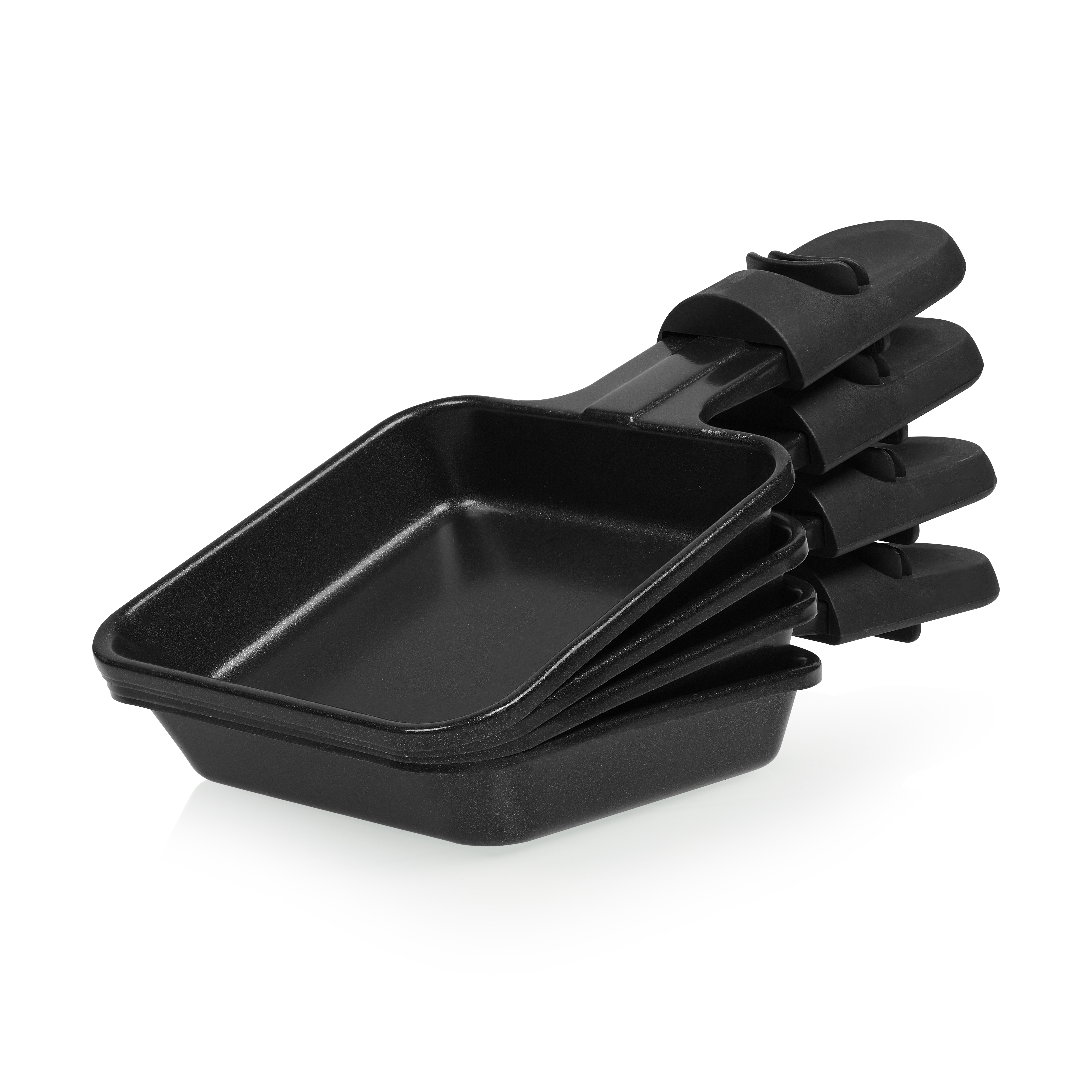 Stos czterech czarnych patelni do raclette. Każda ma uchwyt. Białe tło.