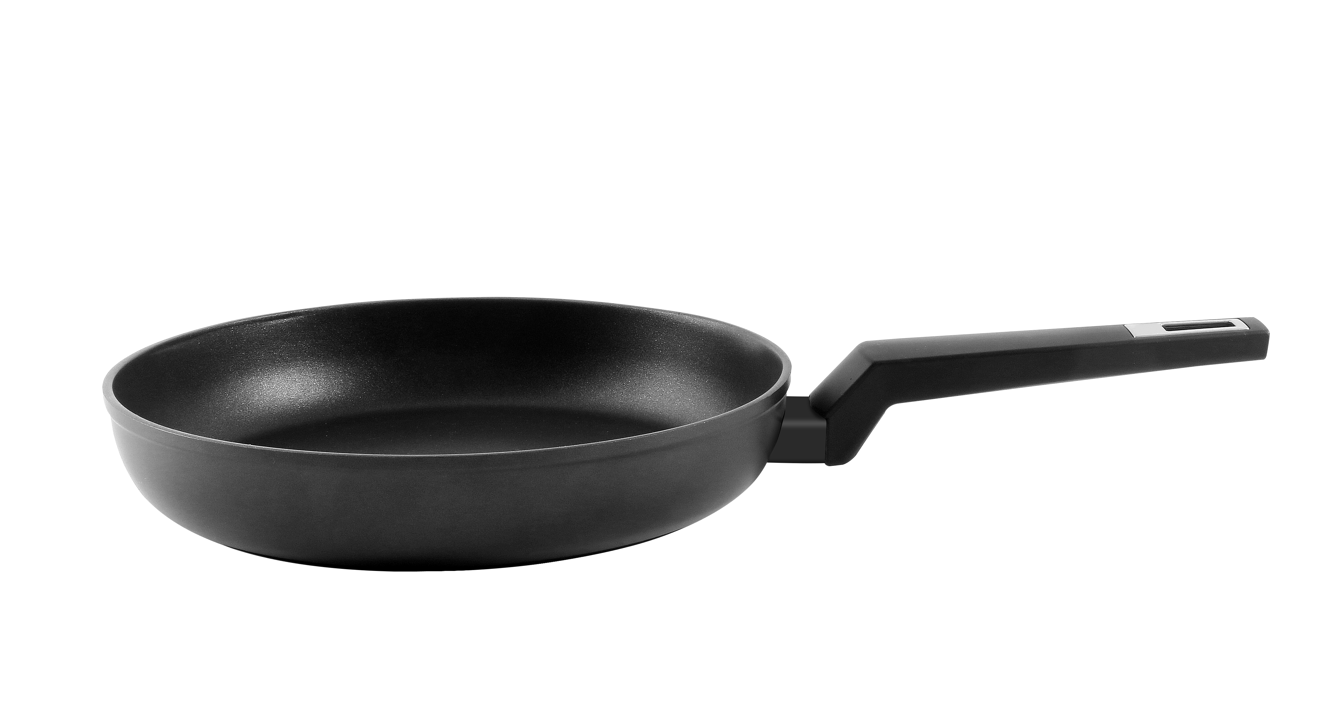 Una padella nera con manico, su sfondo bianco. La padella è vuota e pronta all'uso.
