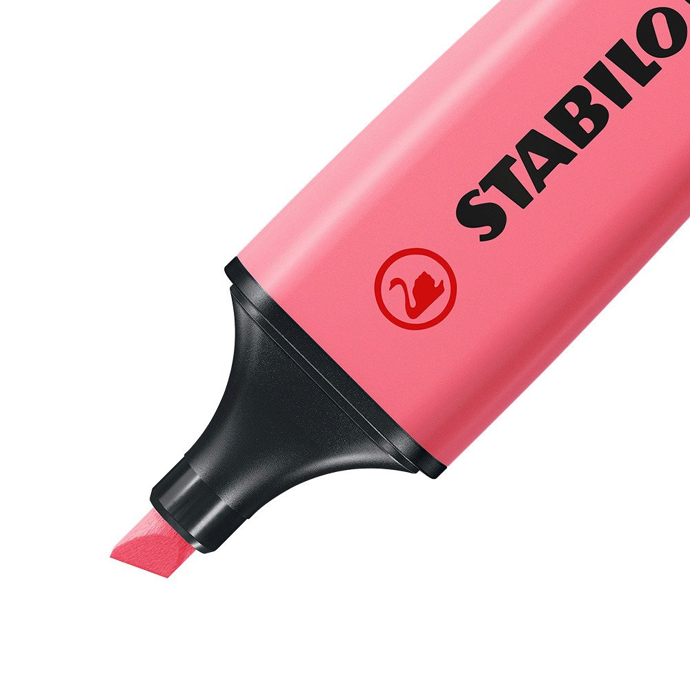 Nahaufnahme eines rosa Stabilo-Textmarkers. Die Spitze ist abgewinkelt und zeigt die rosa Tinte. Der Körper ist rosa mit schwarzem Text.