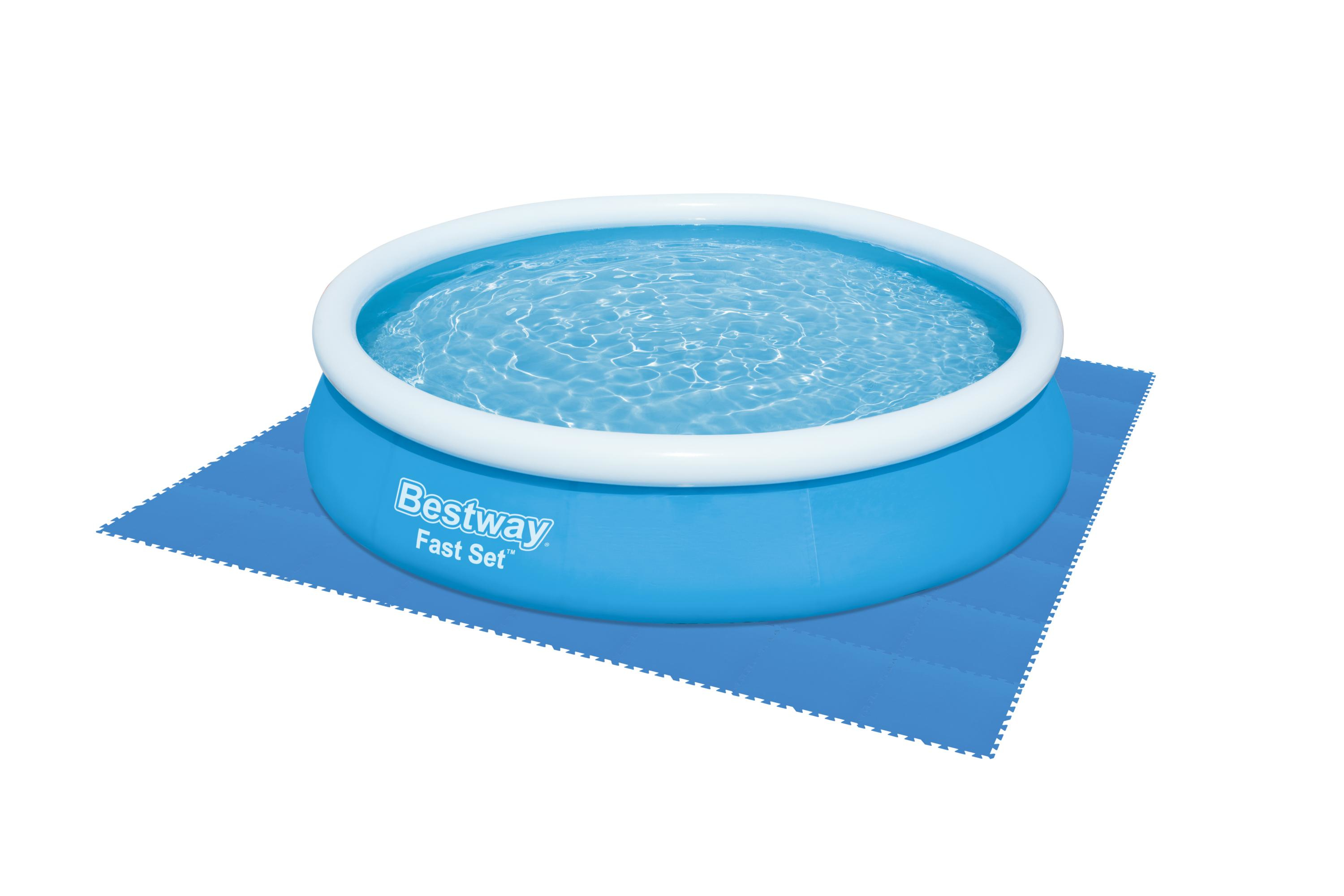 Una piscina inflable azul con agua está sobre una alfombra azul. La piscina tiene un borde blanco.