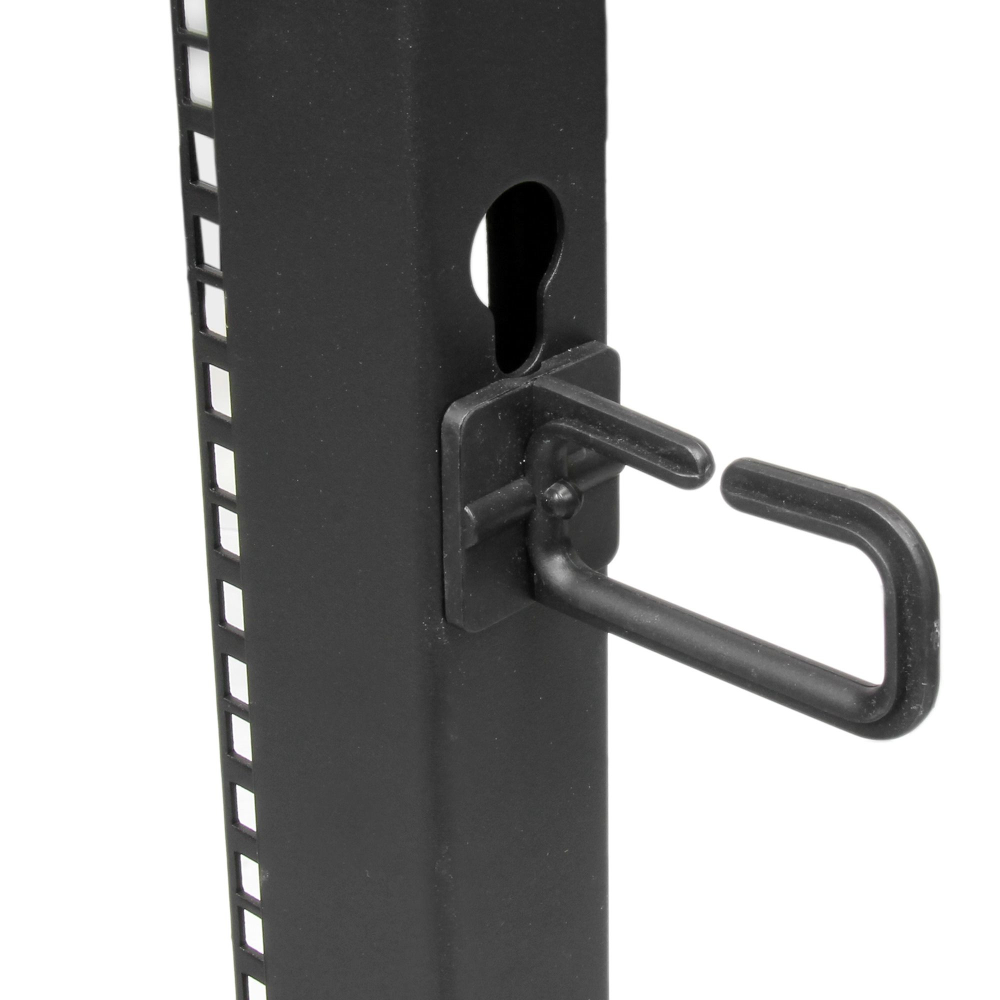 Vista de cerca de un componente de rack de metal negro con un gancho. El fondo es blanco.