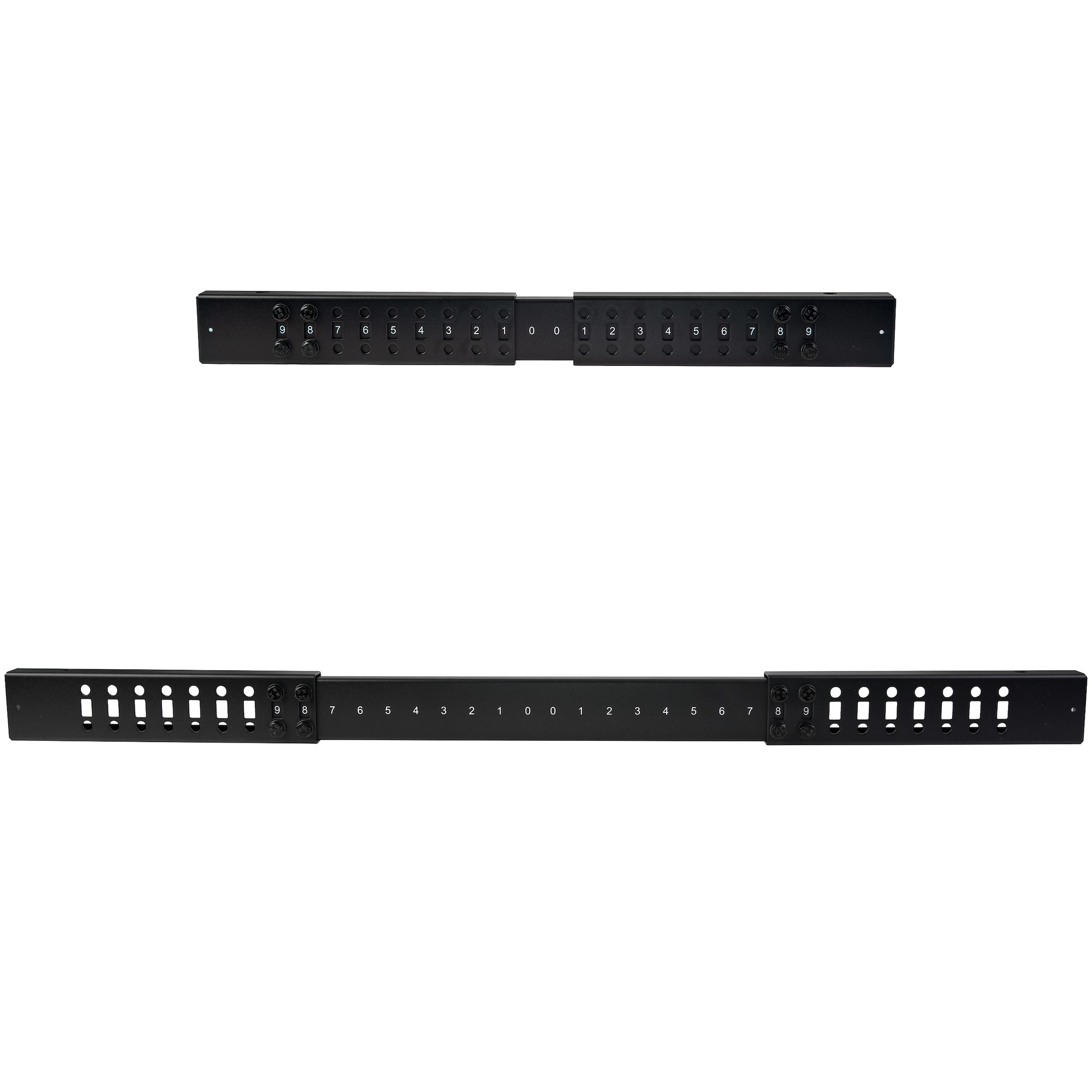 Dos paneles de rack negros con puertos numerados están dispuestos verticalmente. Cada panel tiene filas de orificios numerados y hardware.