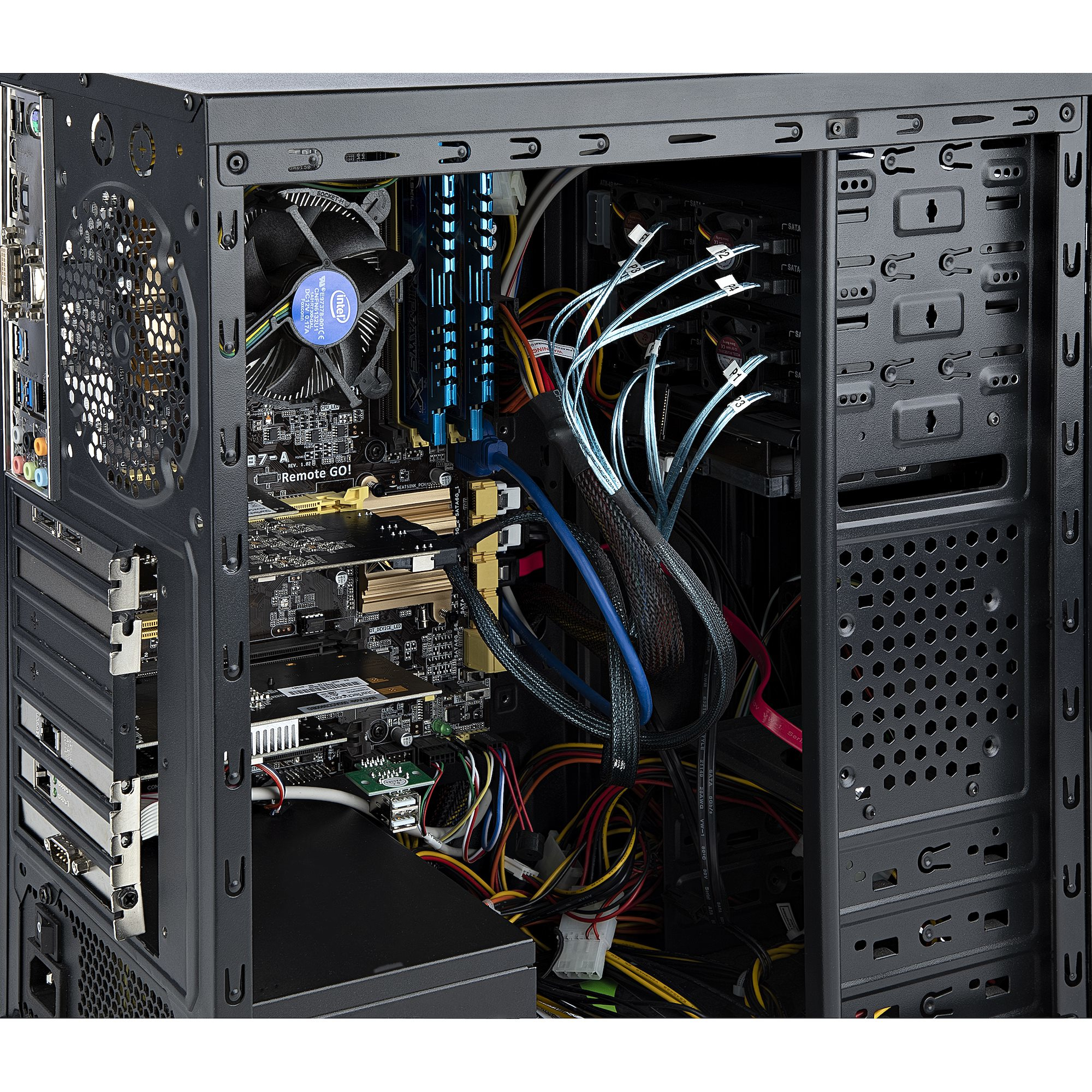 Innenansicht eines Computergehäuses mit Komponenten wie Motherboard, Lüfter, Kabeln und Karten.