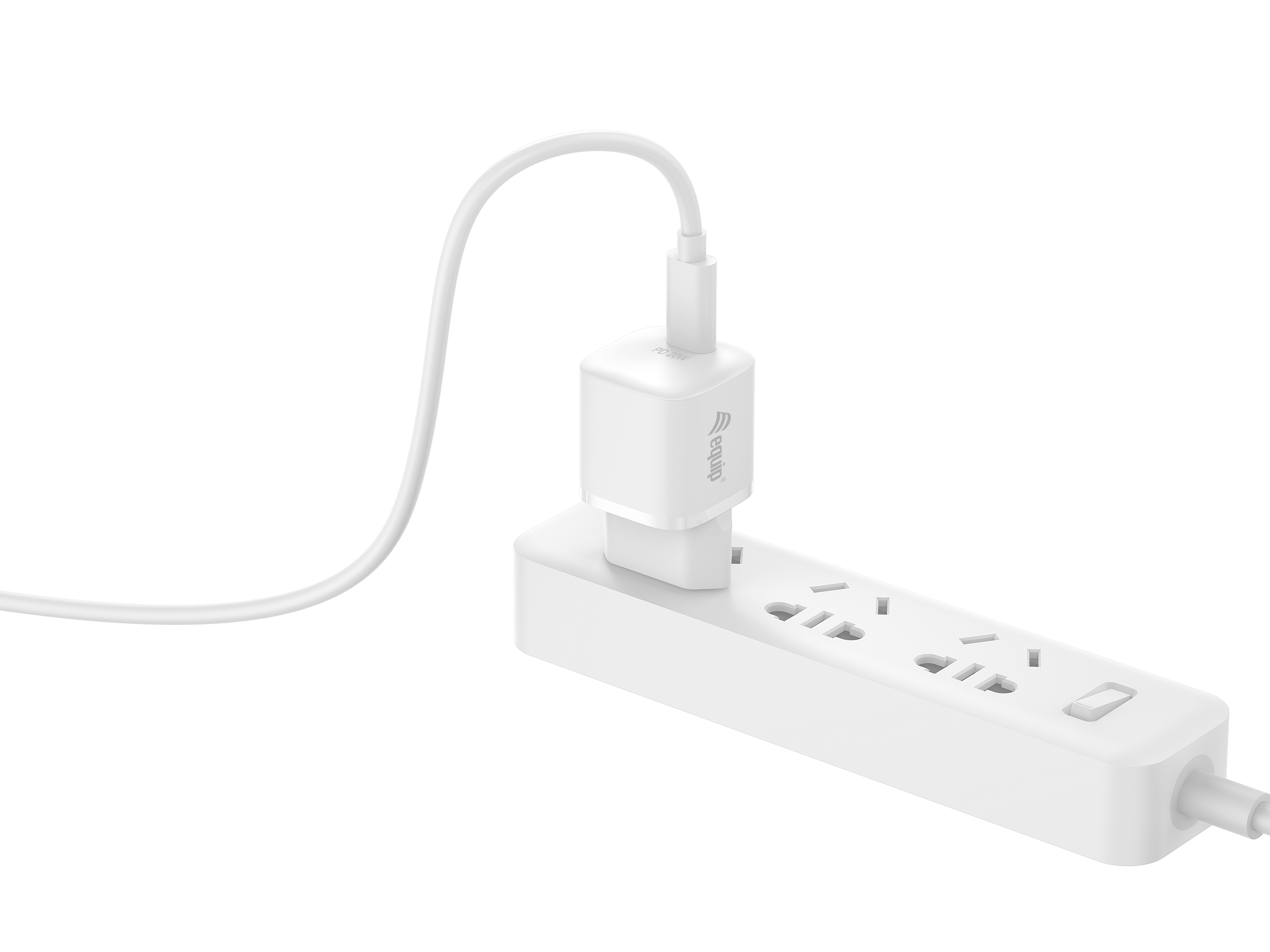 Un adaptador de corriente blanco enchufado a una regleta blanca. El cable también es blanco.