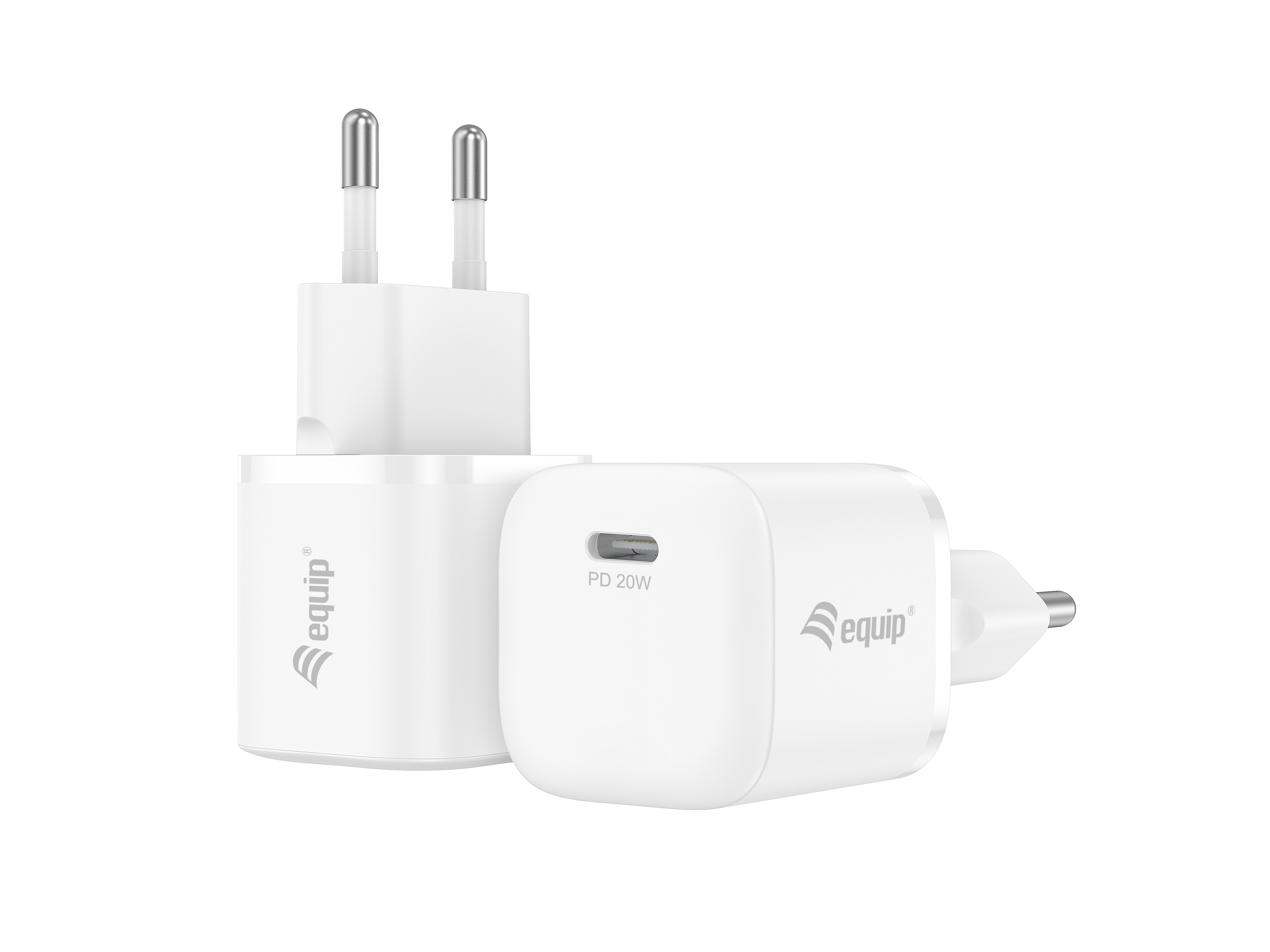 Dos cargadores blancos de la marca equip sobre fondo blanco. Uno está enchufado. El otro muestra un puerto USB-C.