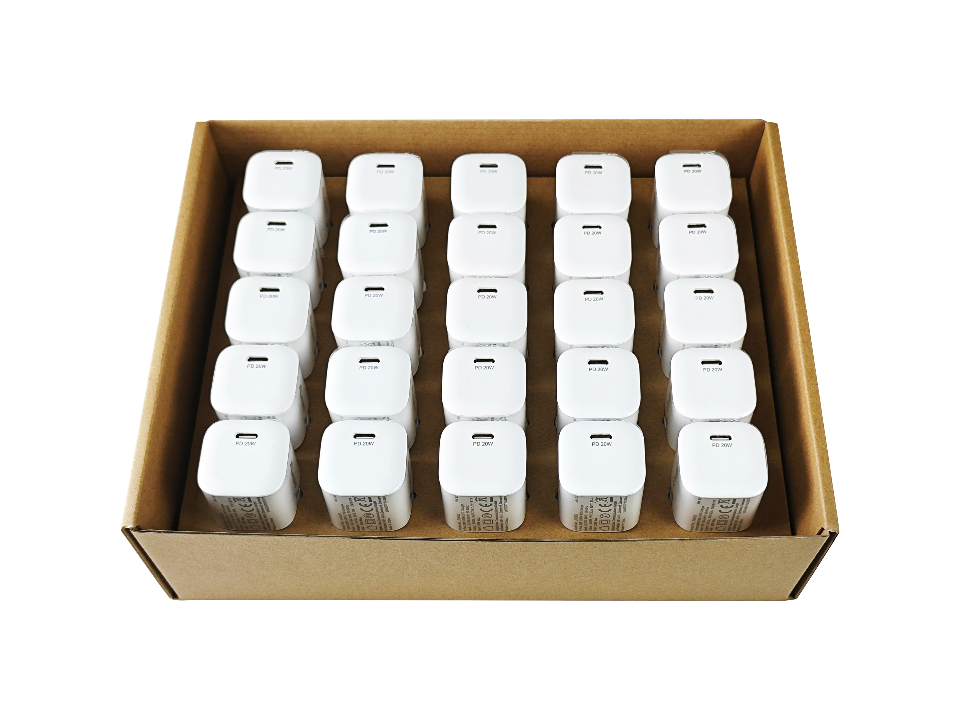 Una caja de cartón llena de múltiples cargadores blancos PD 20W. Los cargadores tienen un puerto USB-C.