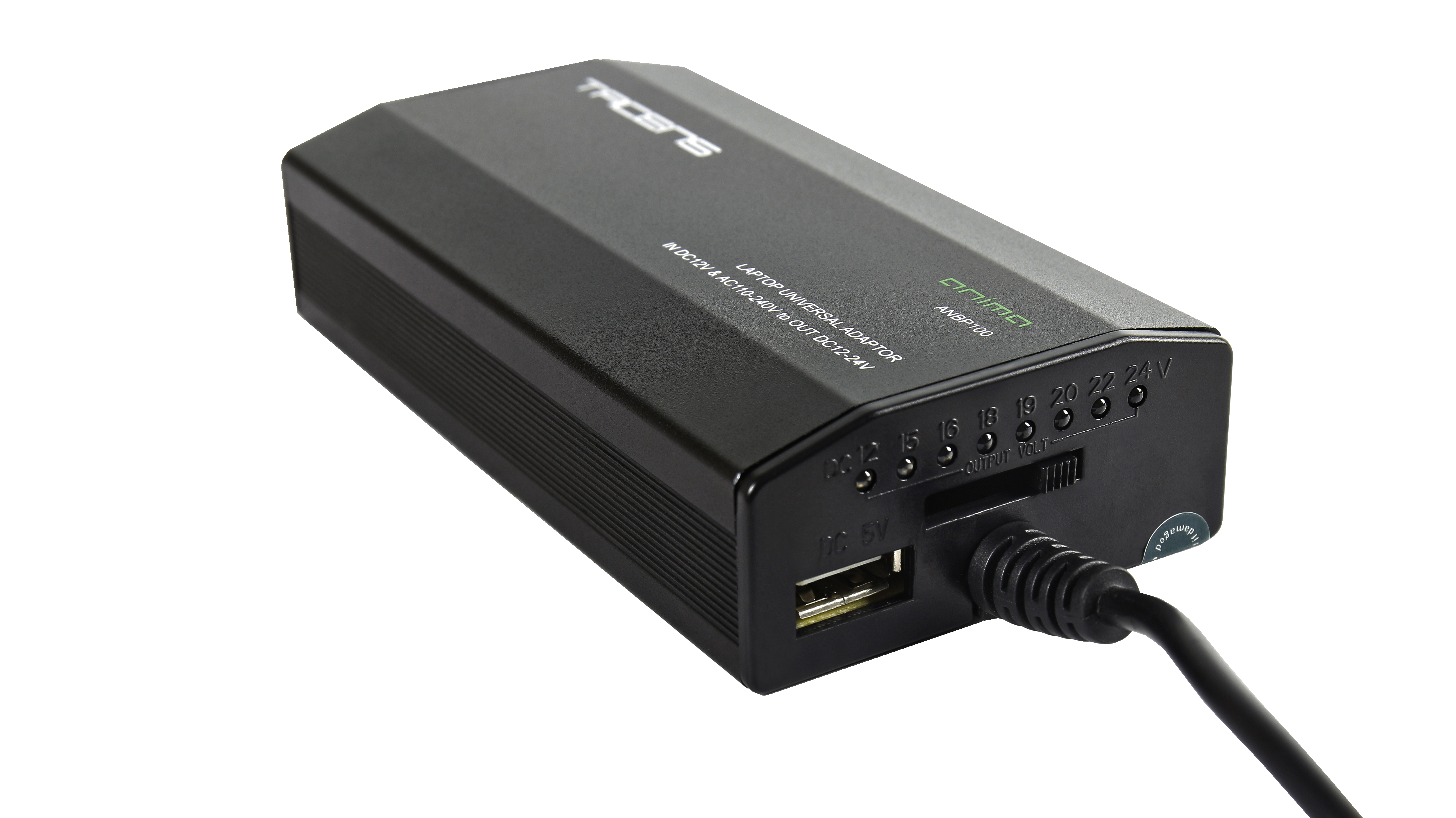 Un adaptador universal para portátil negro con puerto USB y varias configuraciones de voltaje sobre fondo blanco.