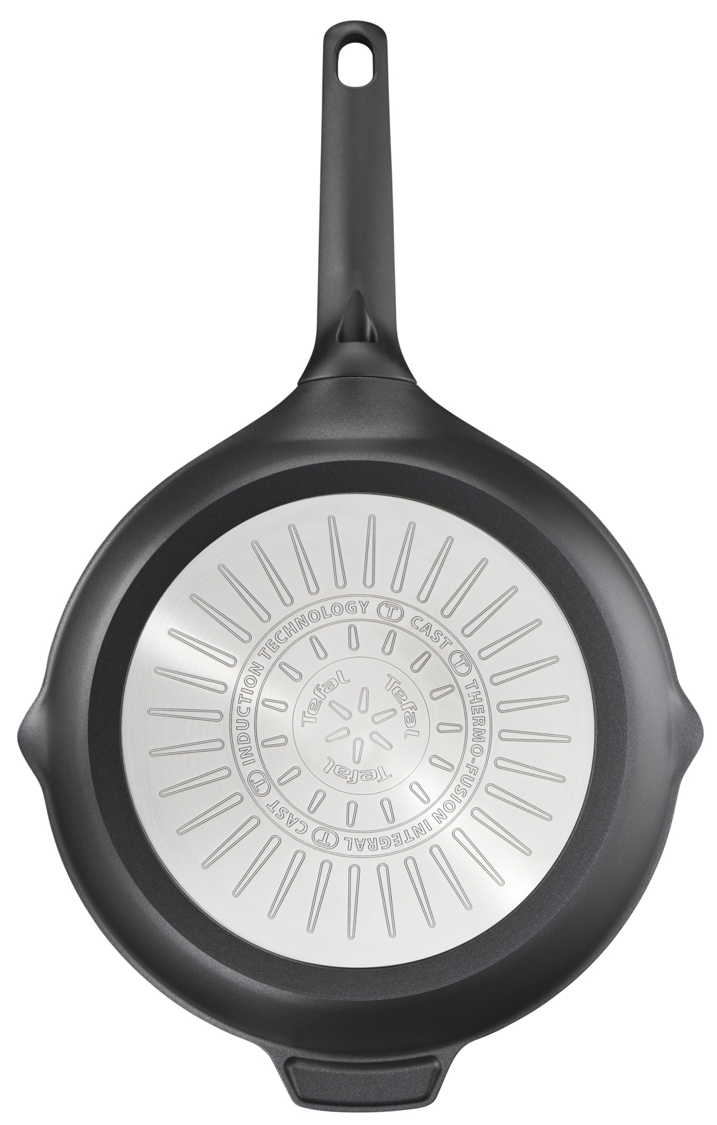 Schwarze Tefal-Bratpfanne, Unteransicht. Silberne zentrale Scheibe mit Text. Schwarzer Griff mit Loch. Weißer Hintergrund.