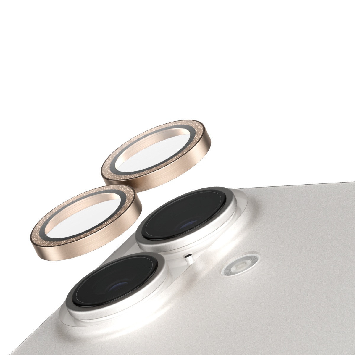 Gros plan d'un téléphone avec trois lentilles. Deux protecteurs d'objectif dorés flottent au-dessus. Fond blanc.
