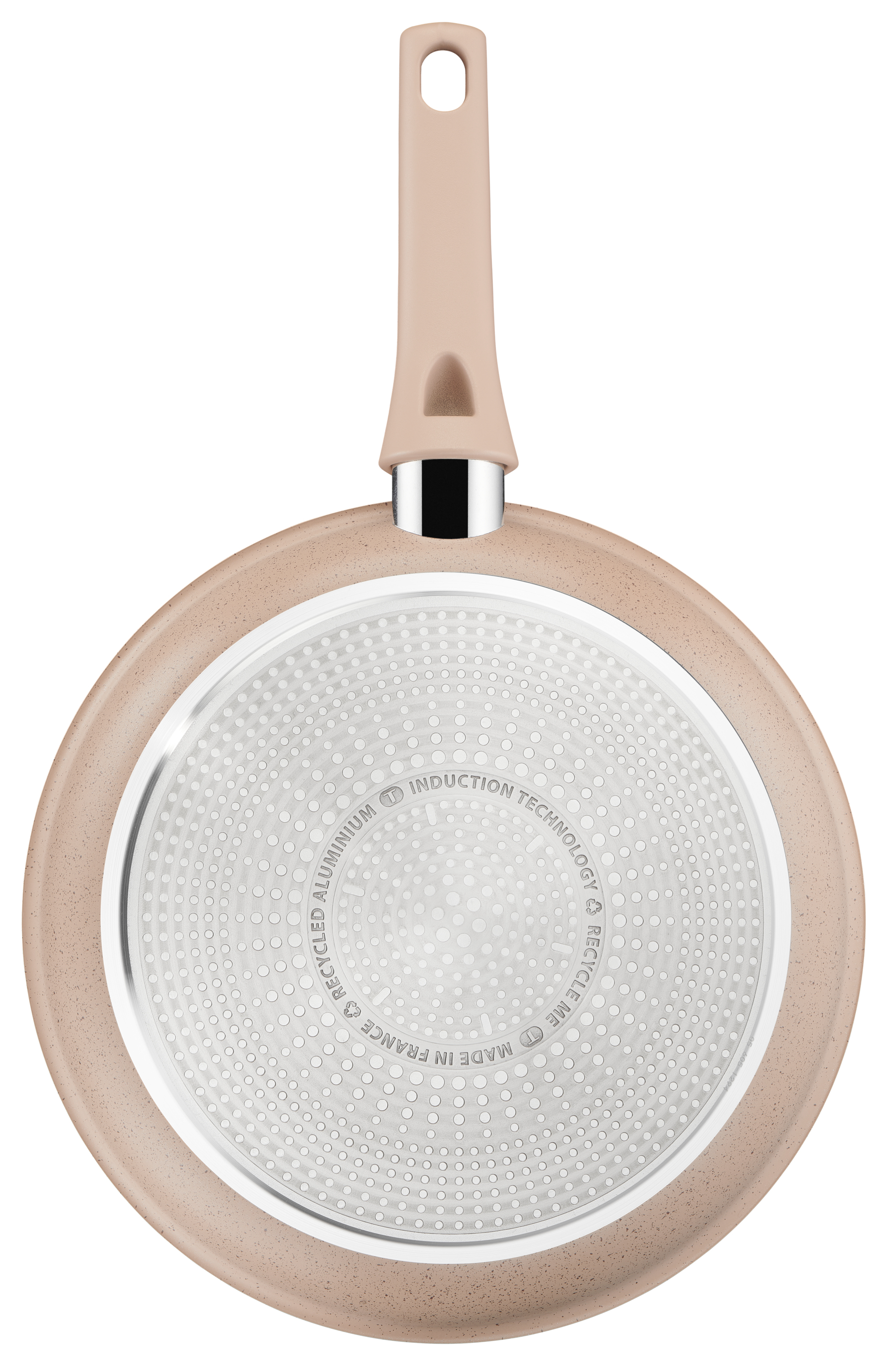 Beżowa patelnia z uchwytem. Spód ma okręgi i tekst: technologia indukcyjna, aluminium z recyklingu, poddaj mnie recyklingowi, wyprodukowano we Francji.