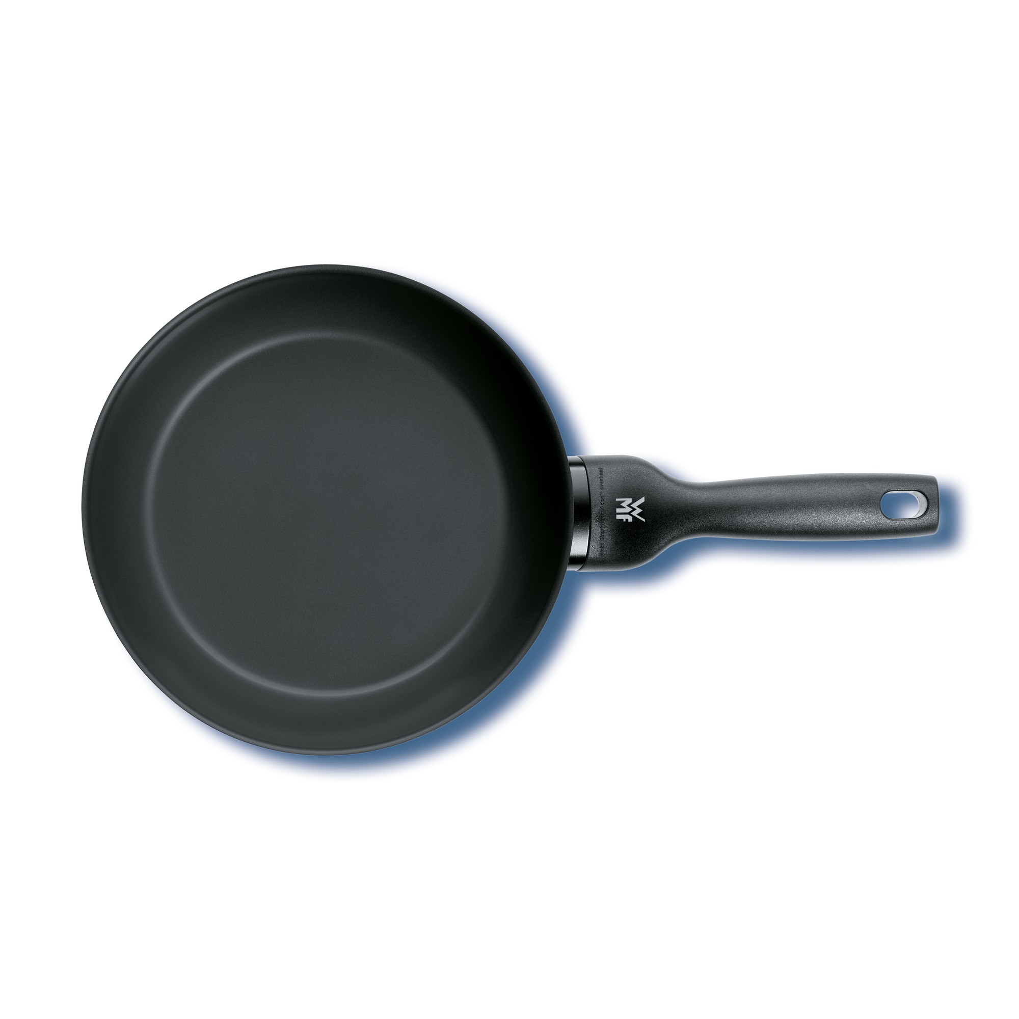 Eine schwarze Bratpfanne mit Griff auf weißem Hintergrund. Die Pfanne ist rund.