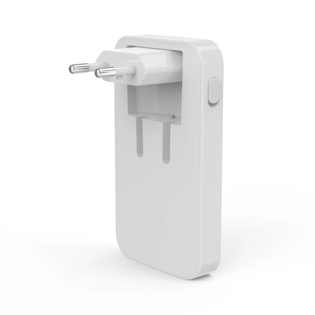 Ein weißer Netzadapter mit zwei Stiften und einem Knopf. Es steht auf weißem Hintergrund.