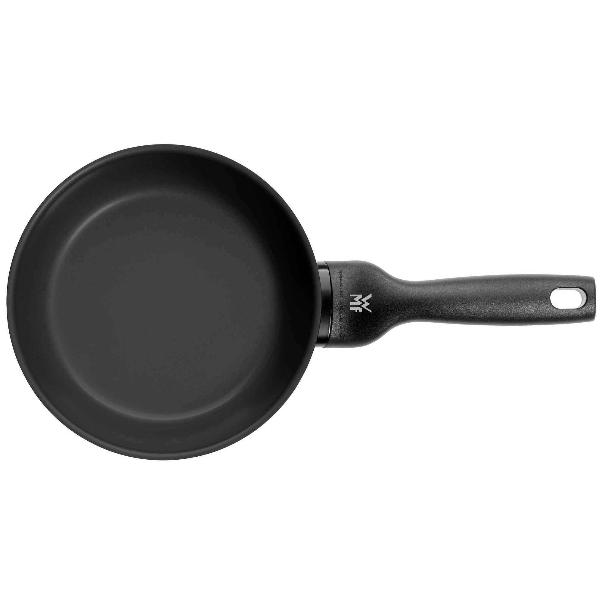 Eine schwarze Bratpfanne mit langem Griff. Die Pfanne ist rund und leer, vor weißem Hintergrund platziert.