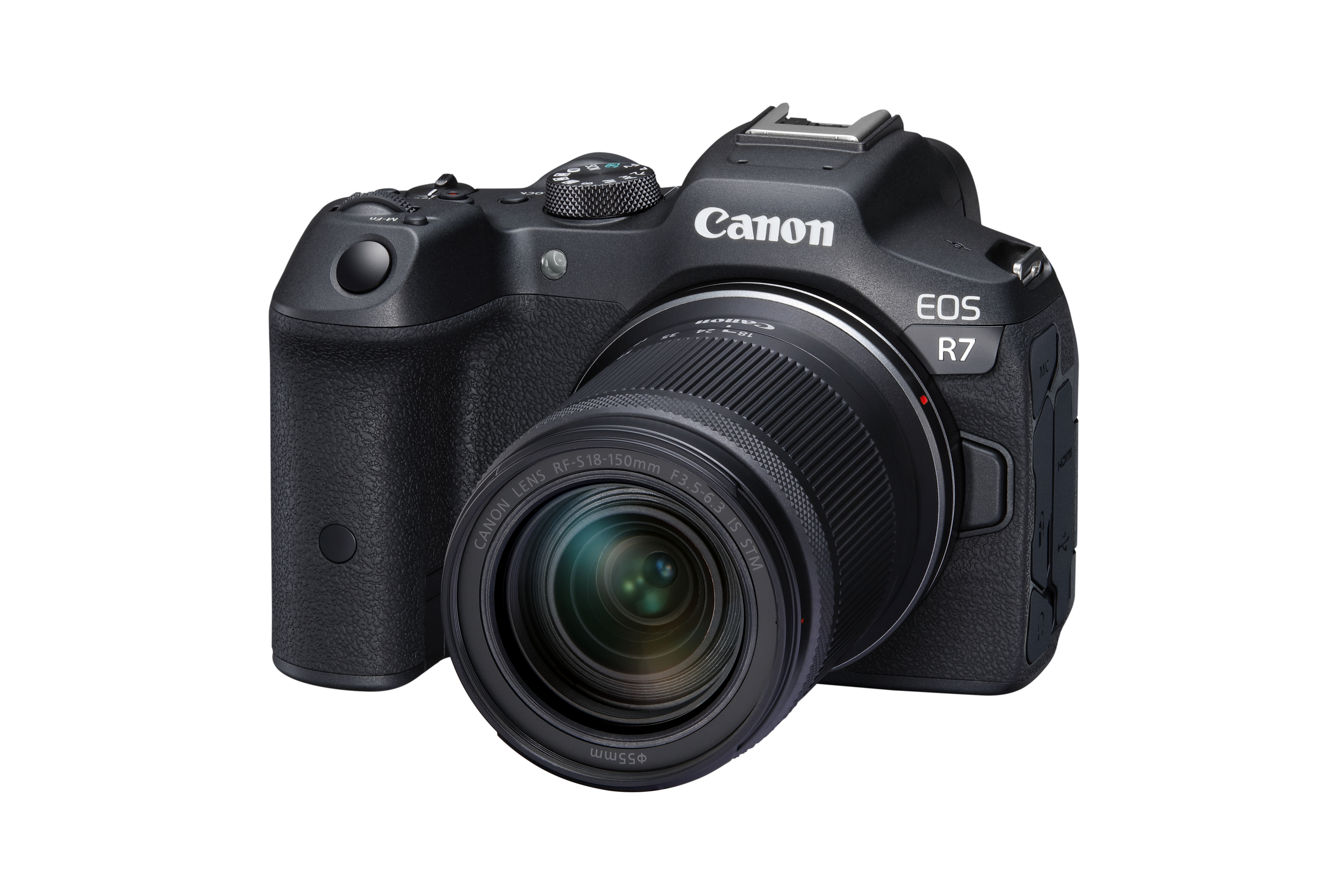 Eine schwarze Canon EOS R7 Kamera mit Objektiv auf weißem Hintergrund. Das Objektiv sagt 'Canon Lens RF'.