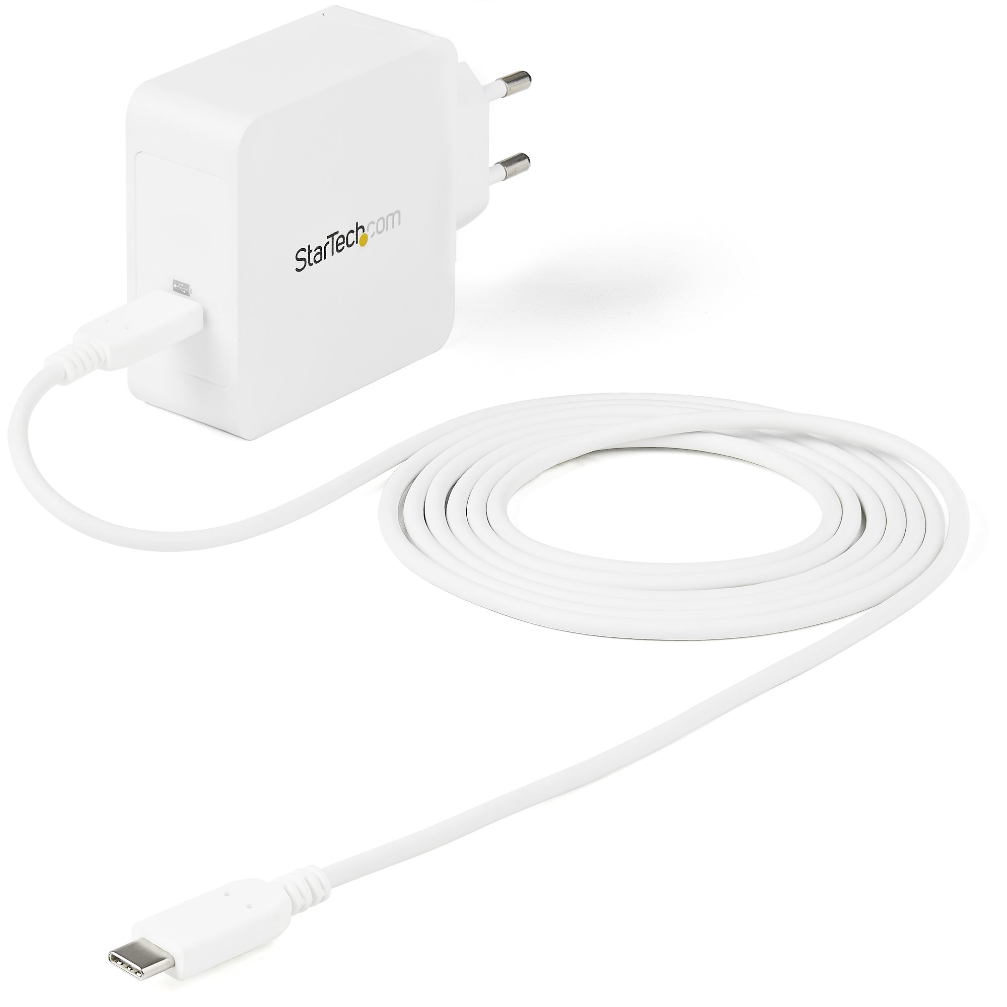 Weißes StarTech-Ladegerät mit USB-C-Kabel. Das Kabel ist aufgerollt. Zweipoliger Stecker. Weißer Hintergrund.