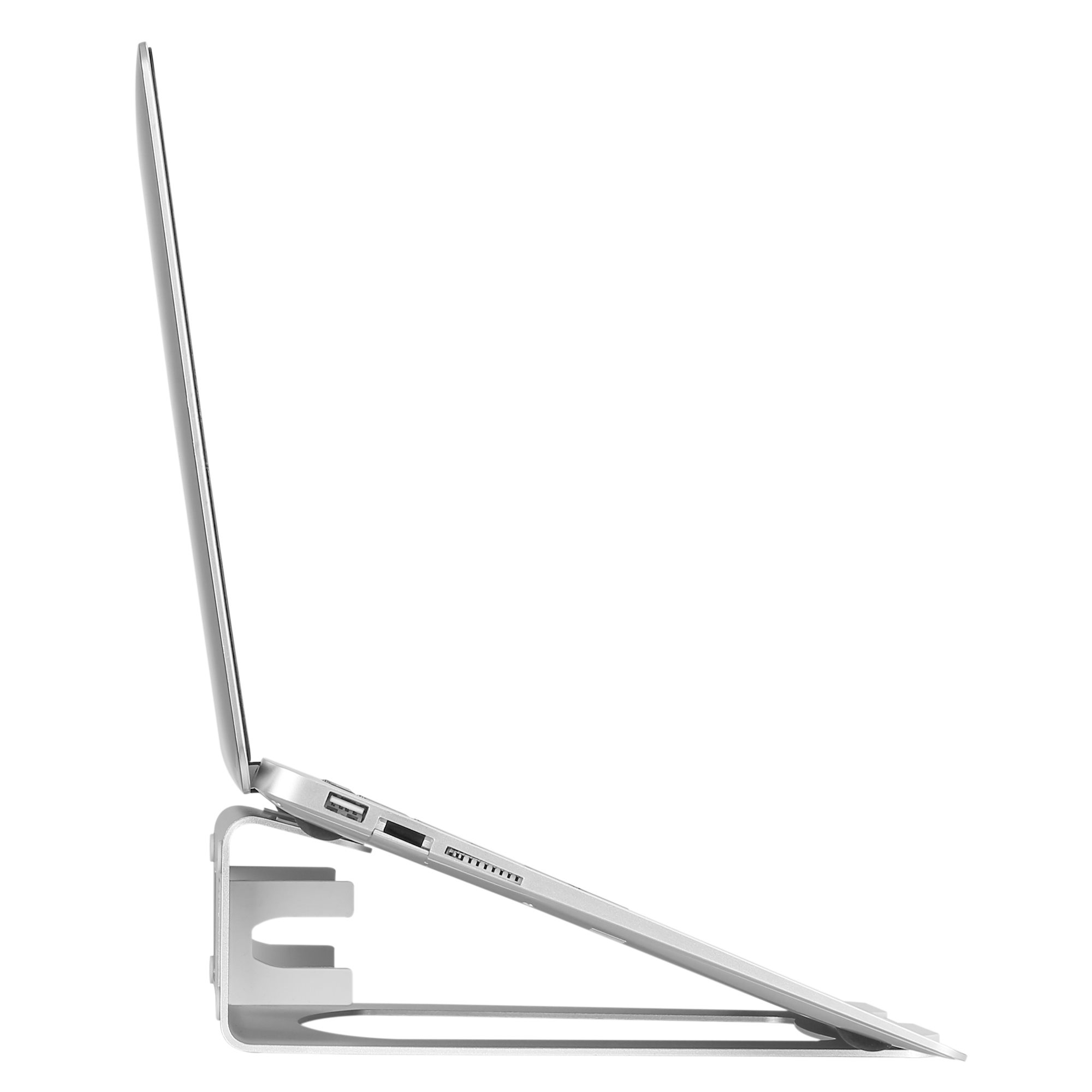 Silberner Laptop auf einem silbernen Ständer, Seitenansicht. Ständer hebt den Laptop an. Weißer Hintergrund.