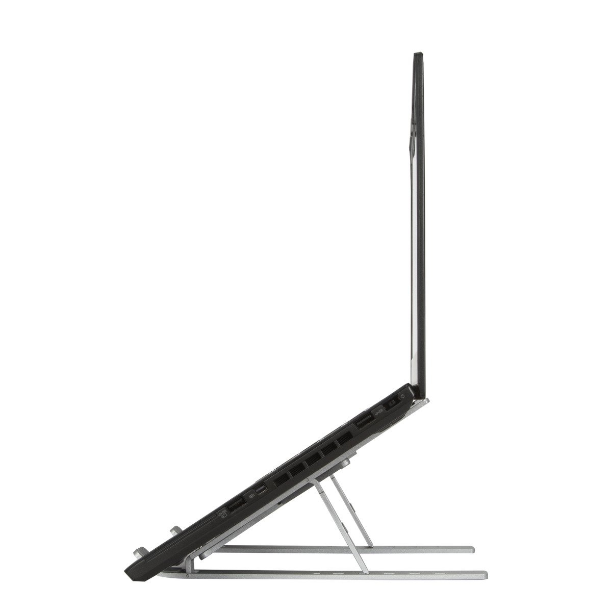 Ein Laptop steht auf einem silbernen Ständer, von der Seite gesehen. Der Laptop ist schwarz, der Ständer hat zwei horizontale Stangen und zwei Beine.