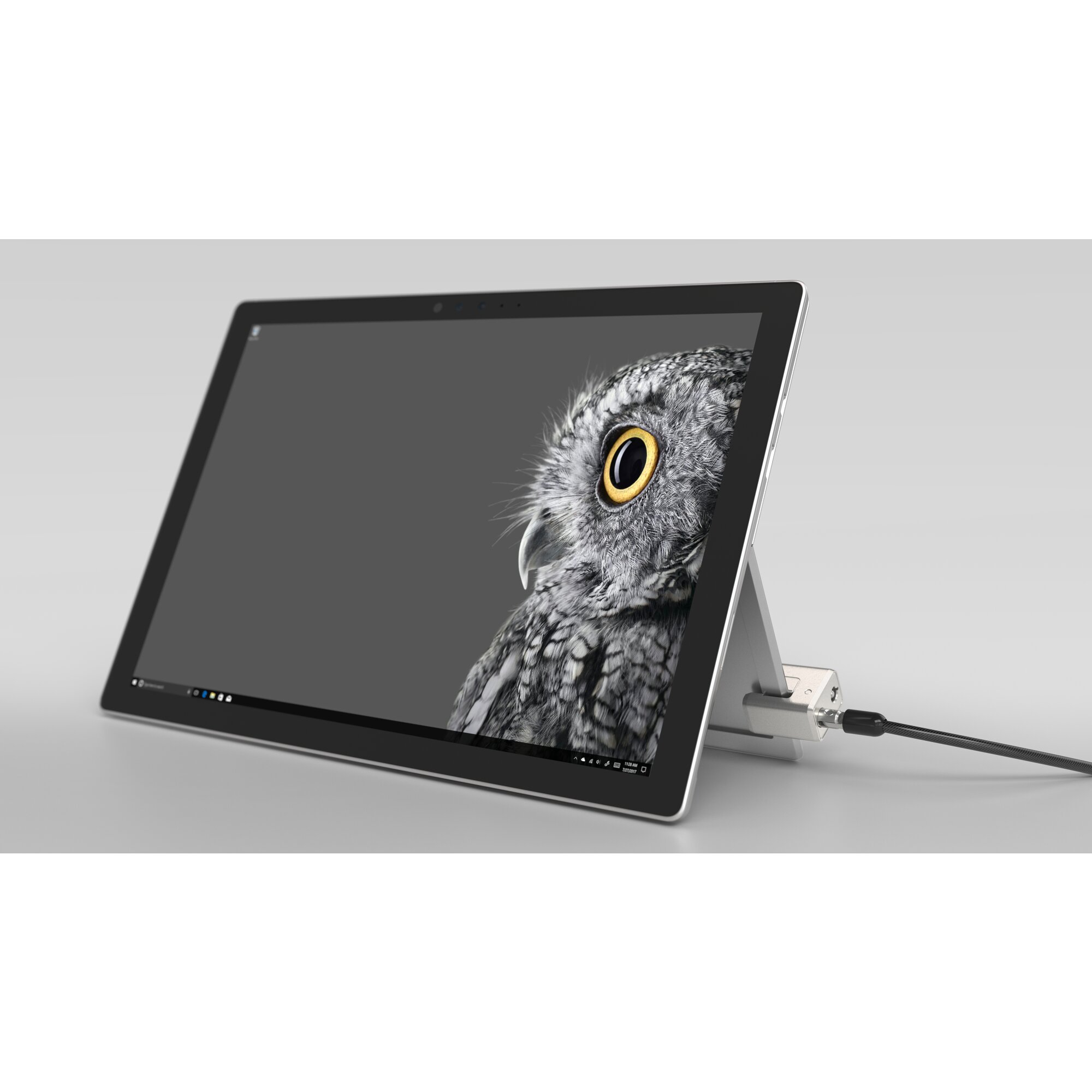 Un tablet con un'immagine di gufo sullo schermo, collegato a una fonte di alimentazione. Lo sfondo è grigio.