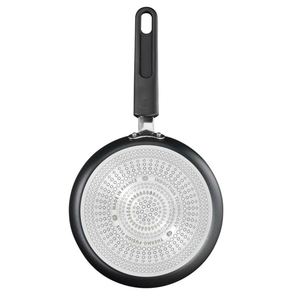 Eine schwarze Bratpfanne mit langem Griff. Der Pfannenboden hat ein gemustertes Design und den Text 'Made in France'.