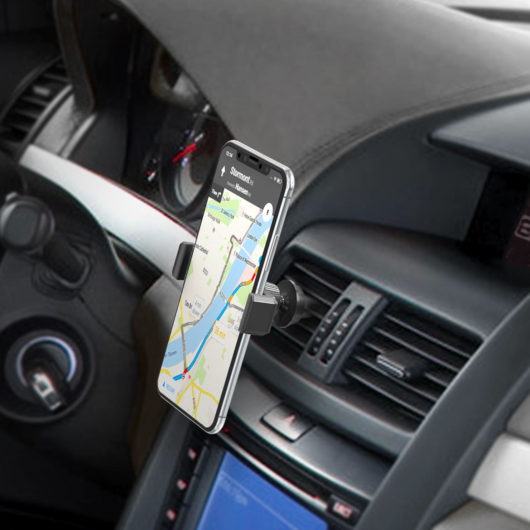 Un teléfono con navegación está montado en un coche. El teléfono muestra un mapa. Se ve el salpicadero del coche.