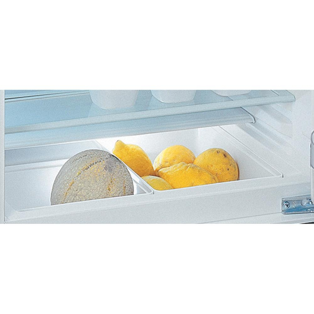 All'interno di un cassetto del frigorifero: un melone e diversi limoni gialli. Il cassetto è bianco, il ripiano sopra è trasparente.