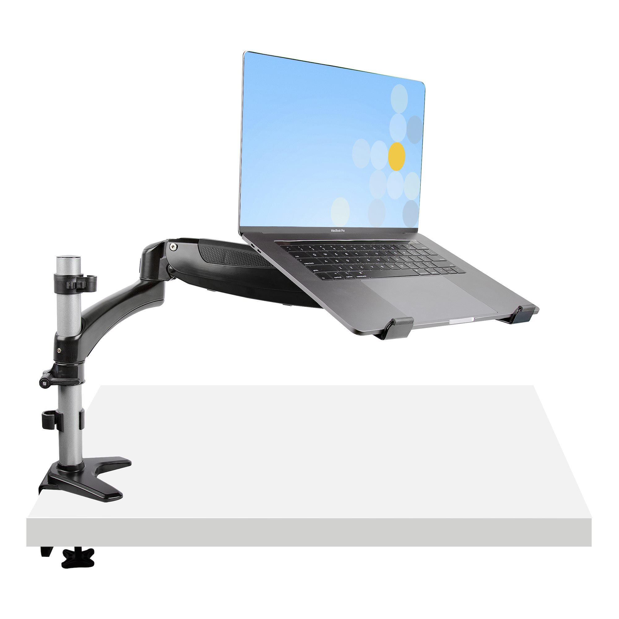 Ein Laptop auf einem schwarz-silbernen Arm steht auf einem weißen Schreibtisch. Der Laptop-Bildschirm zeigt einen blauen Hintergrund mit Kreisen.