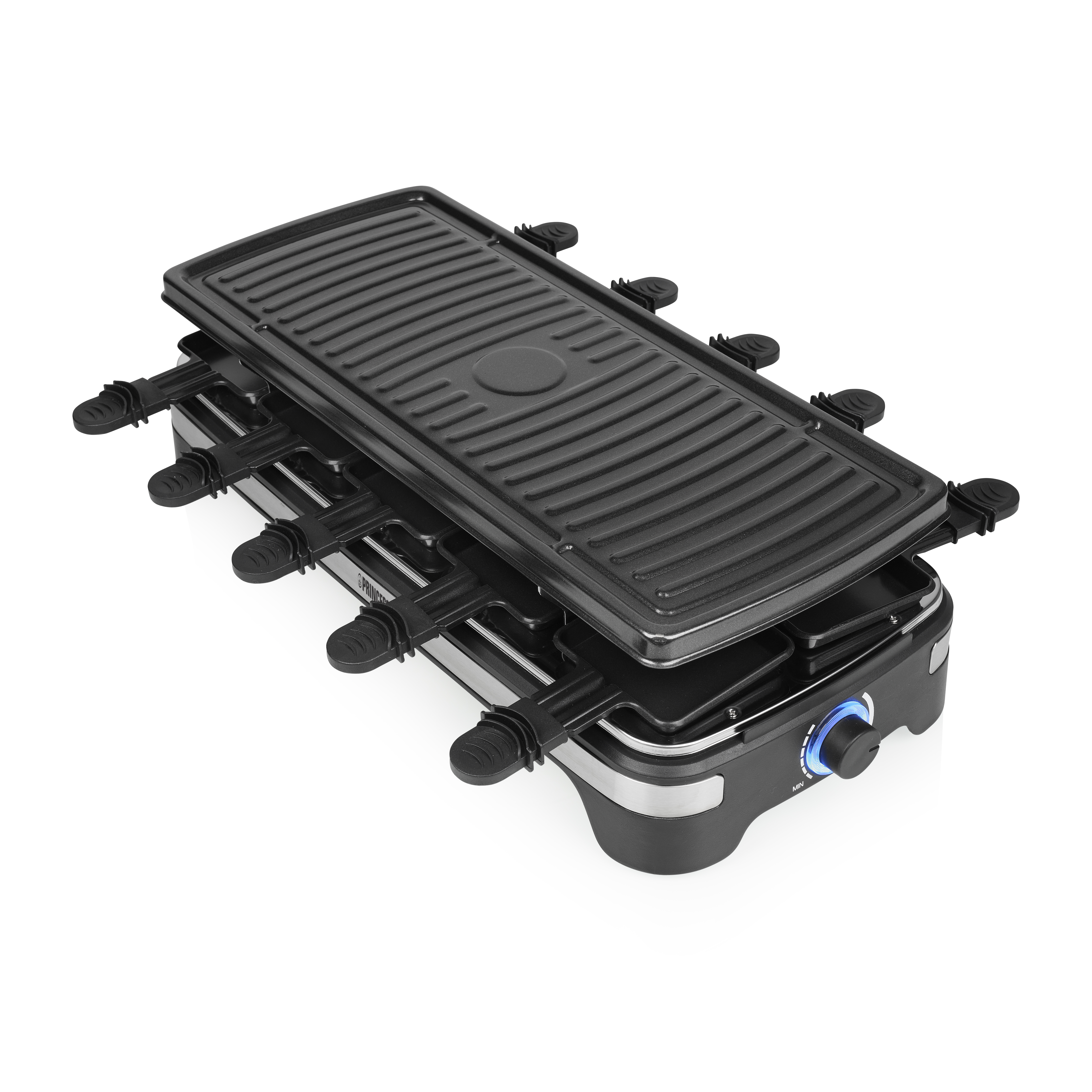 Schwarzer Raclette-Grill auf Weiß. Er hat eine Grillplatte, Griffe und einen Temperaturregler. Der Hintergrund ist weiß.