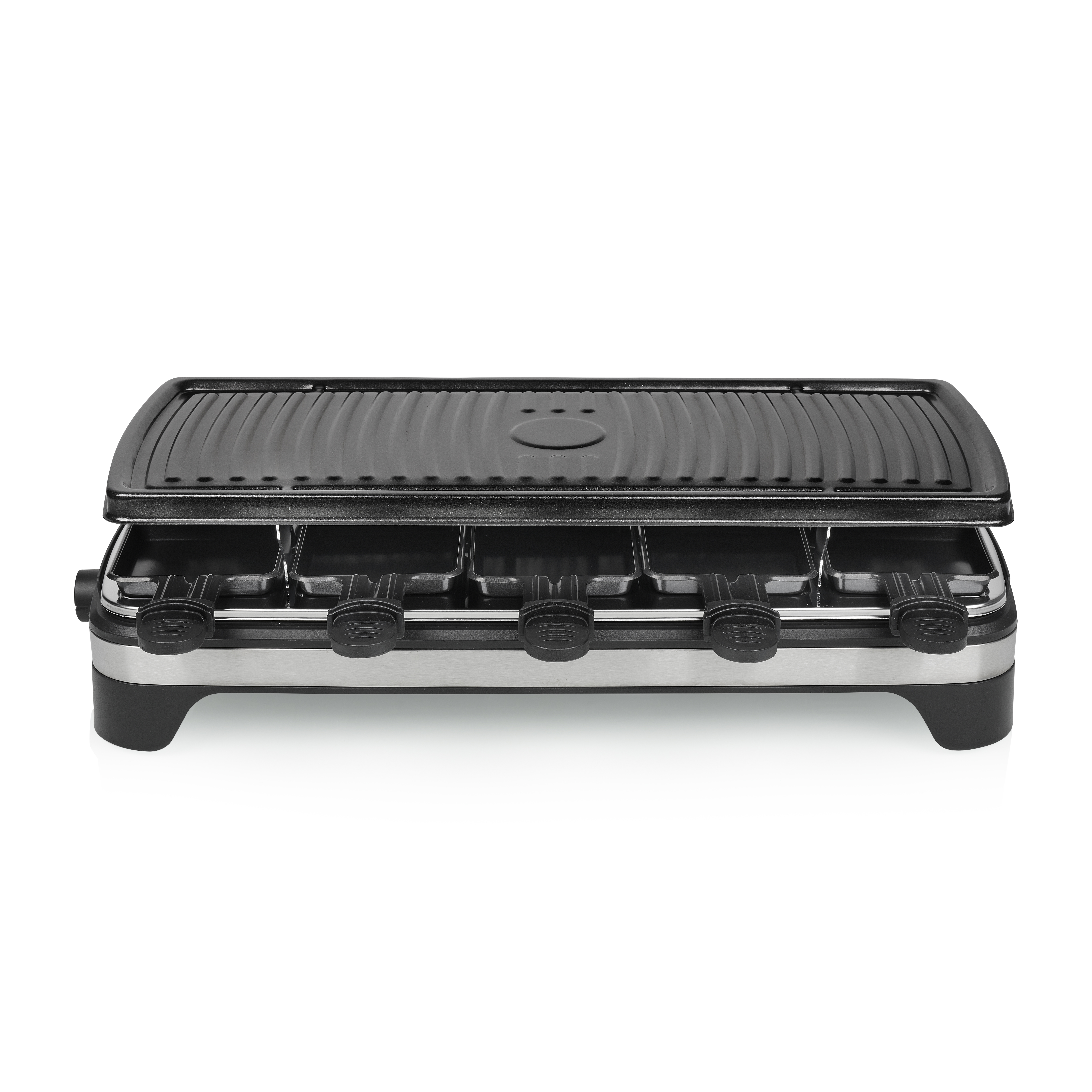 Ein schwarzer Raclette-Grill auf weißem Hintergrund. Er hat eine geriffelte Oberseite und Käseschalen.