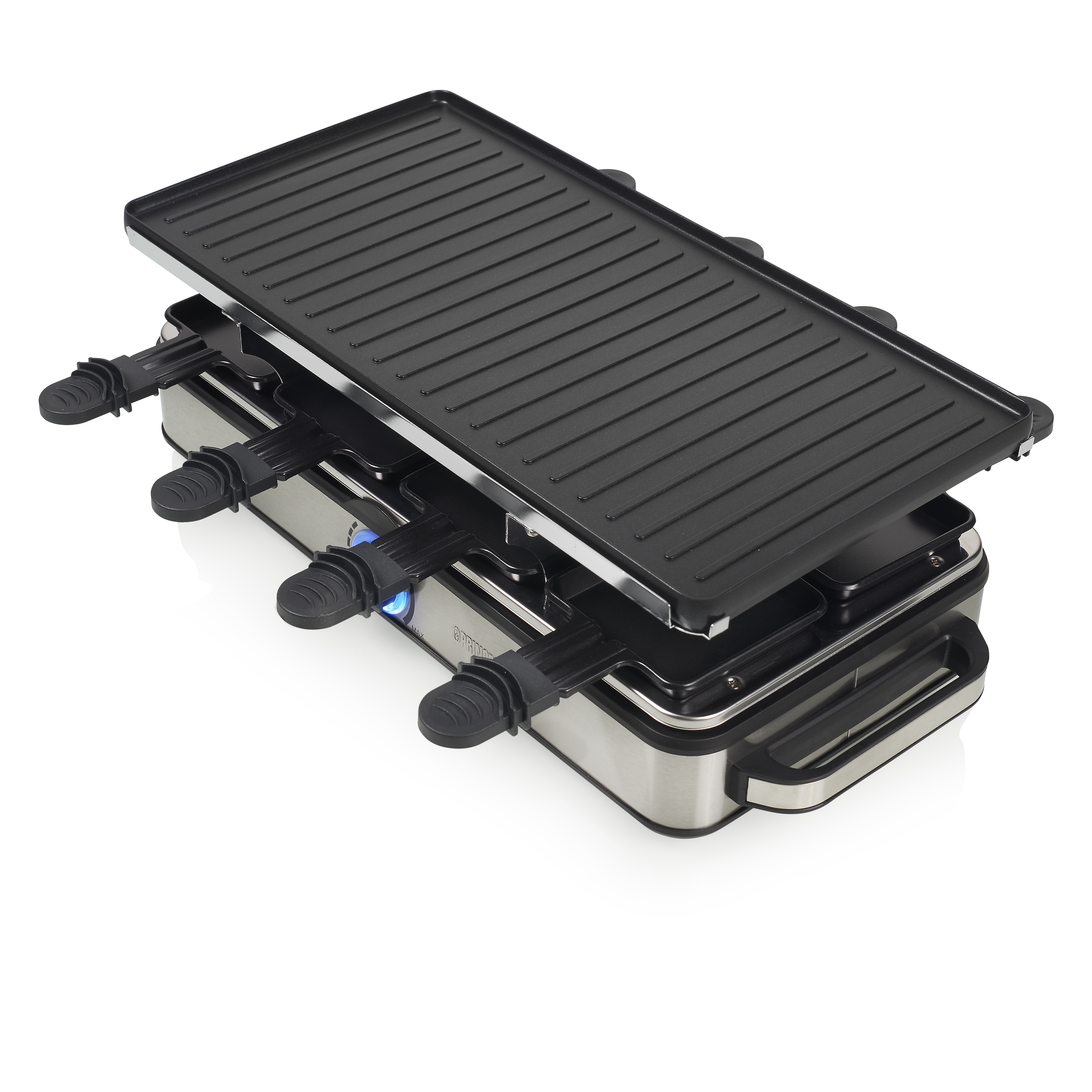 Ein Raclette-Grill mit schwarzer Grillplatte und Griffen, Edelstahlbasis und schwarzen Griffen. Es befindet sich auf weißem Hintergrund.