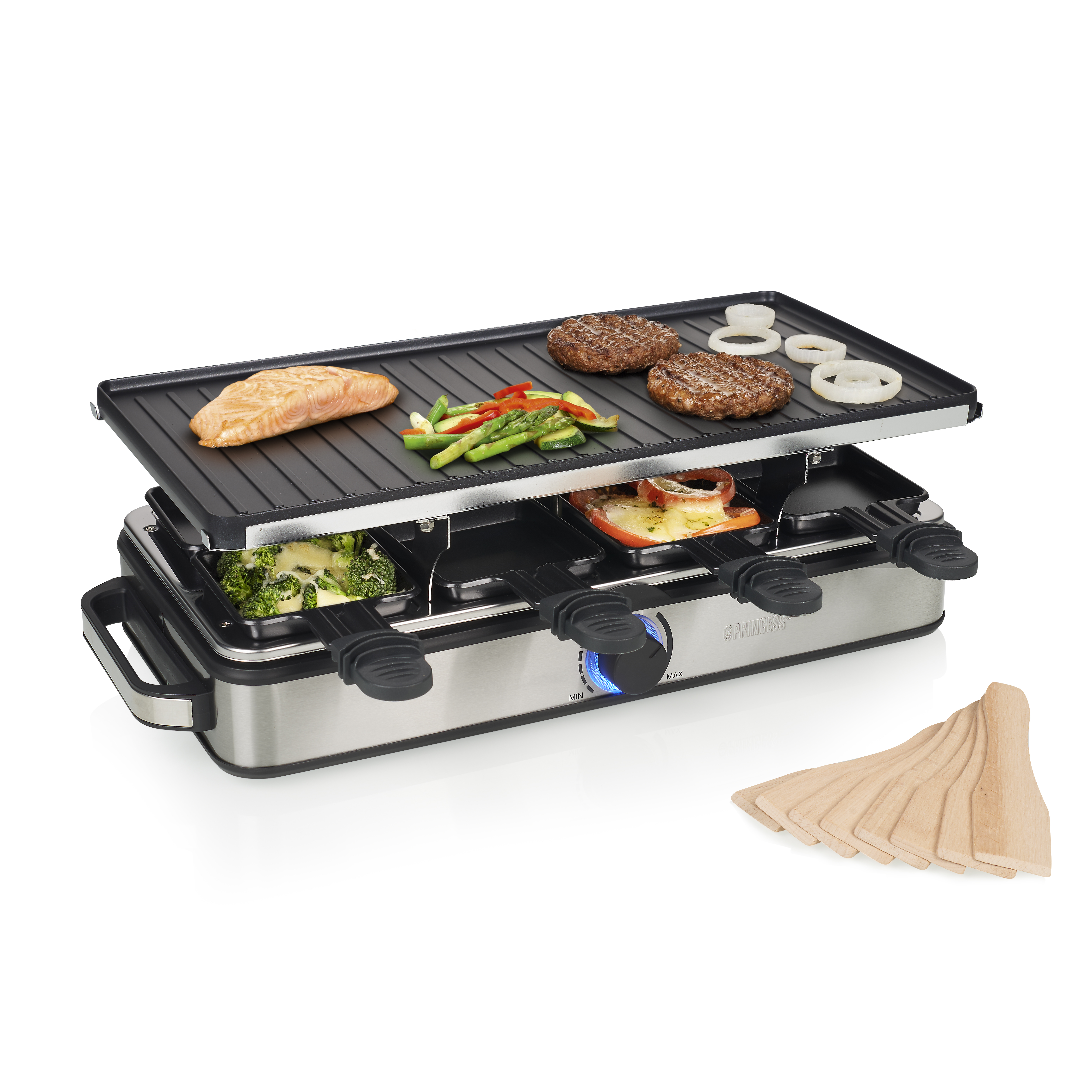 Raclette-Grill mit Lachs, Burger, Gemüse. Unten: Brokkoli, Tomaten. Holzspatel liegen daneben.